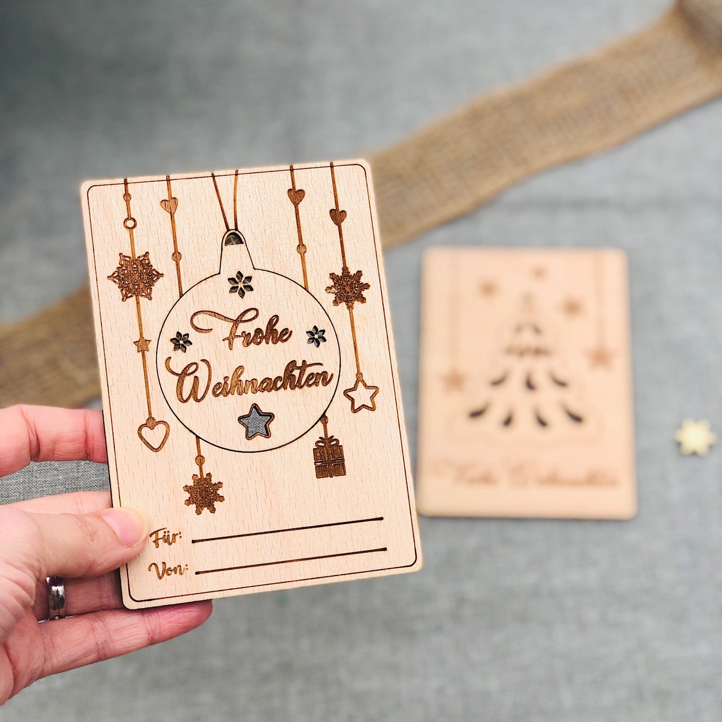 Weihnachtskarte mit Weihnachtskugel aus Holz