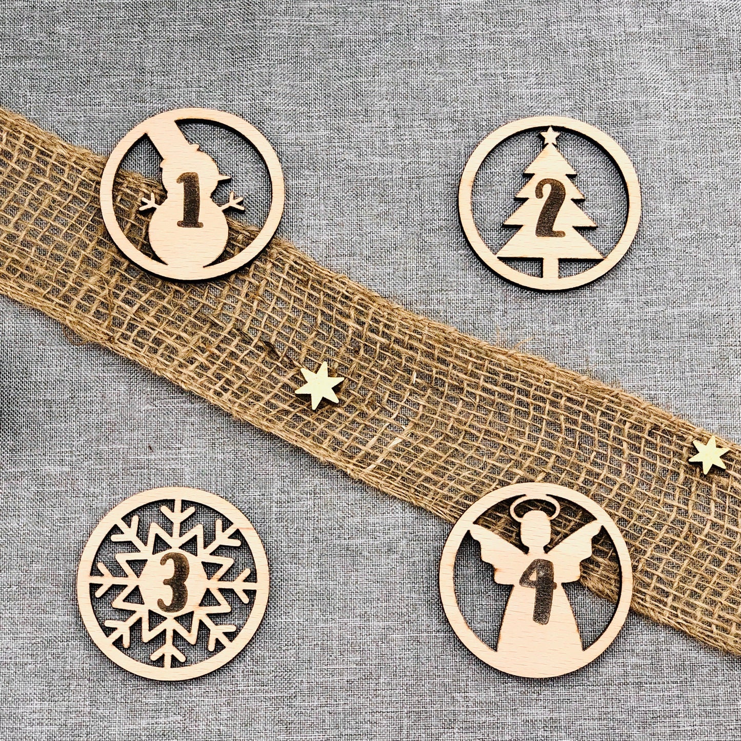 Anhänger Set Weihnachten mit Zahlen für Adventskranz - Adventskranzzahlen Set aus Holz - nachhaltige Weihnachtsdekoration - Adventszahlen