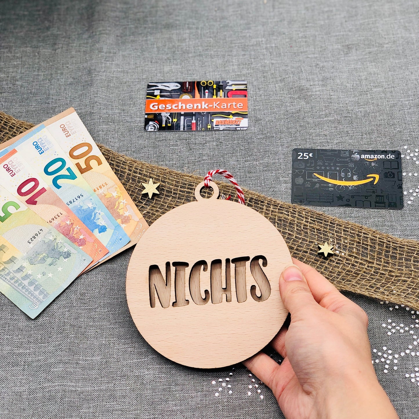 Weihnachtsgeschenk Nichts - 4 Designs - nachhaltige Christbaumkugel aus Holz für Geld oder Geschenkkarte - Nichts Geldgeschenk Weihnachten