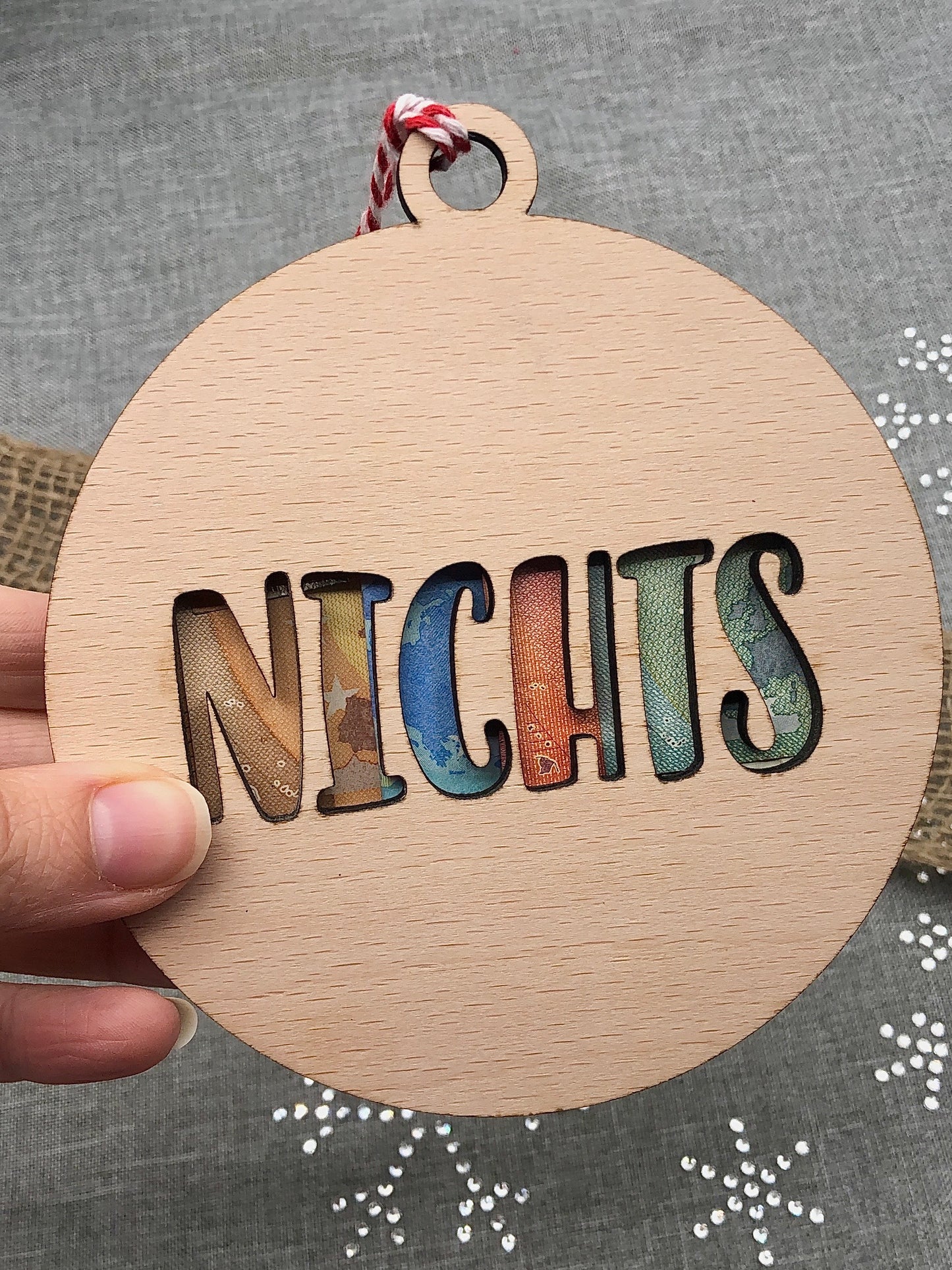 Weihnachtsgeschenk Nichts - 4 Designs - nachhaltige Christbaumkugel aus Holz für Geld oder Geschenkkarte - Nichts Geldgeschenk Weihnachten