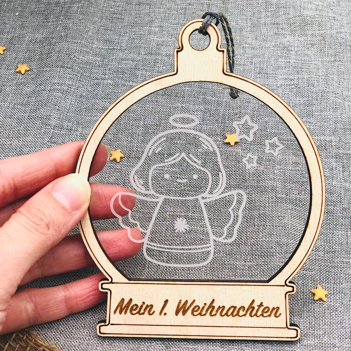 Schneekugel Ornament - Holzornament mit weihnachtlichem Motiv und Namen personalisiert - Schneekugel Weihnachtsbaumschmuck