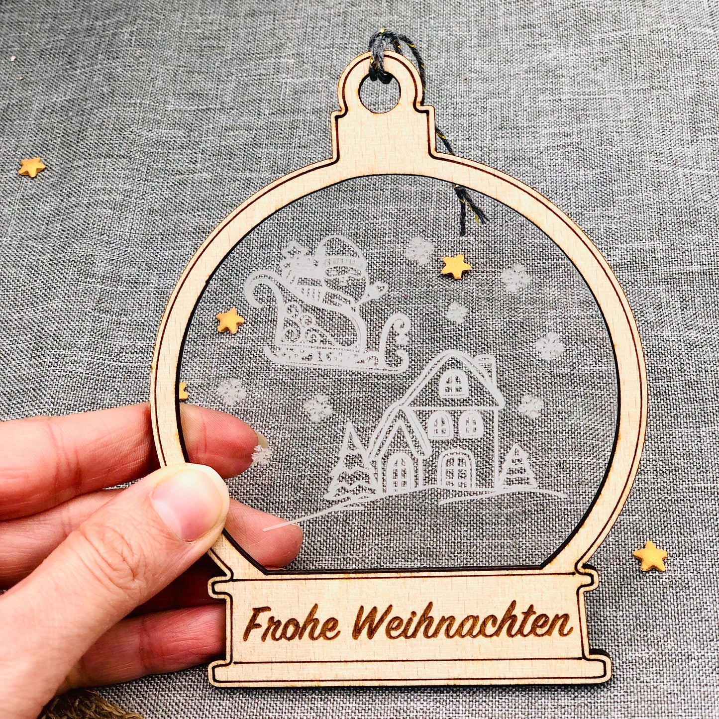 Schneekugel Ornament - Holzornament mit weihnachtlichem Motiv und Namen personalisiert - Schneekugel Weihnachtsbaumschmuck