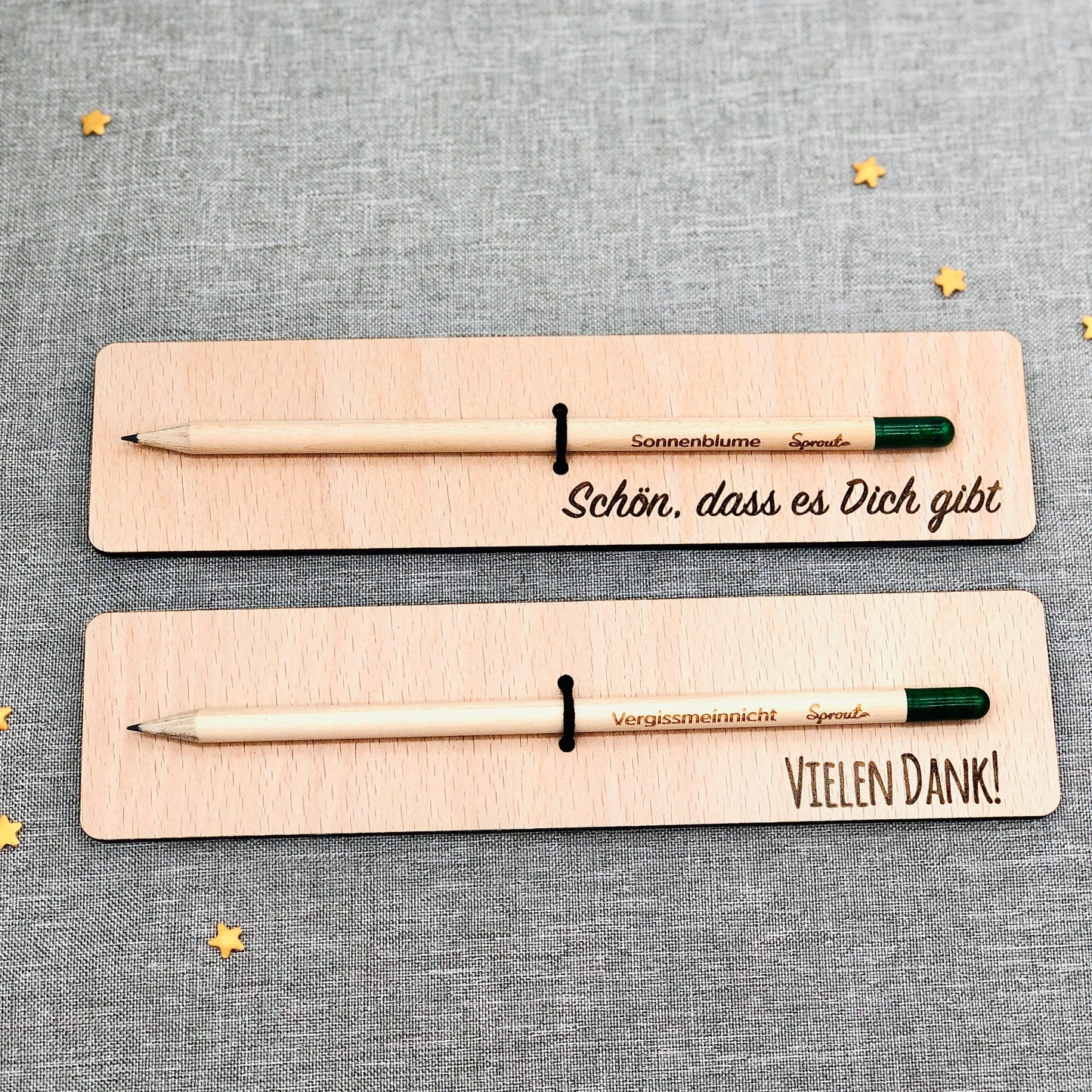 Holzkarte mit schönem Spruch und Bleistift als nachhaltiges Geschenk