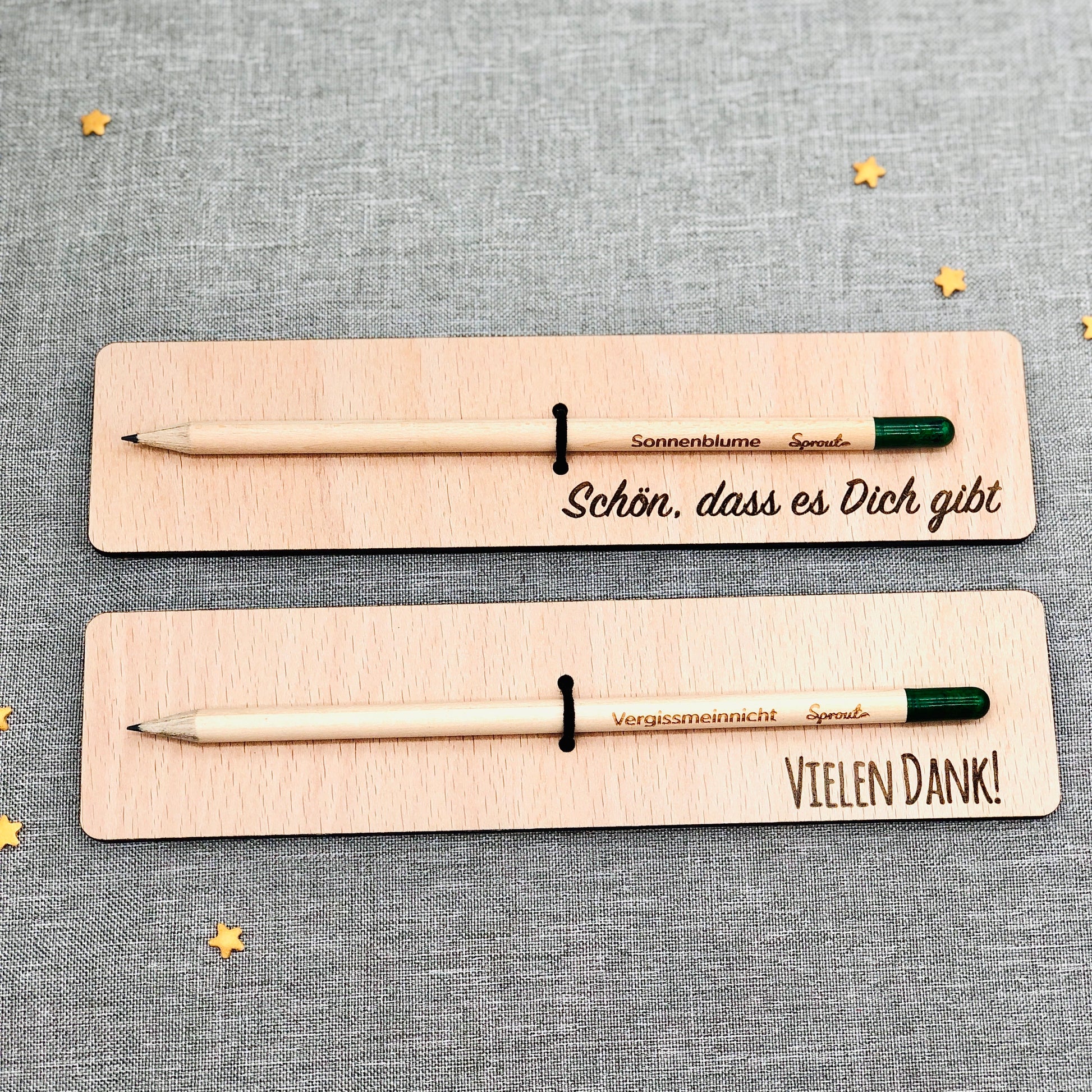 Holzkarte mit schönem Spruch und Bleistift als nachhaltiges Geschenk
