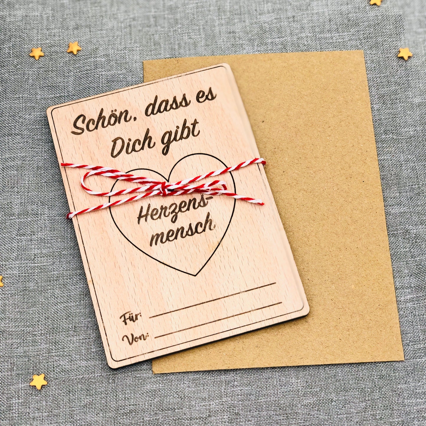 Grußkarte aus Holz mit Spruch und Herzanhänger