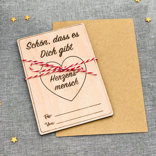 Grußkarte aus Holz mit Spruch und Herzanhänger