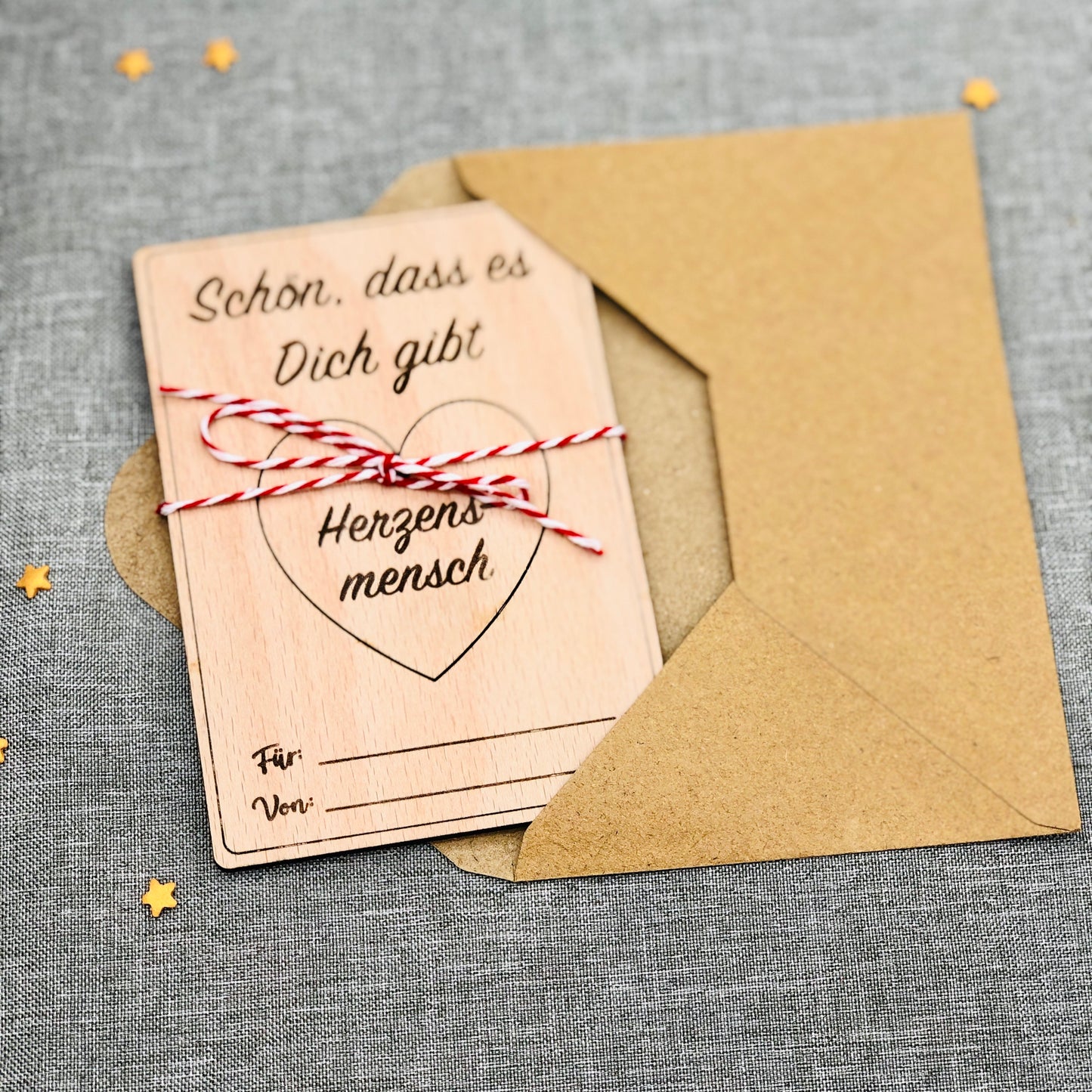 Karte aus Holz mit Spruch und Herzanhänger