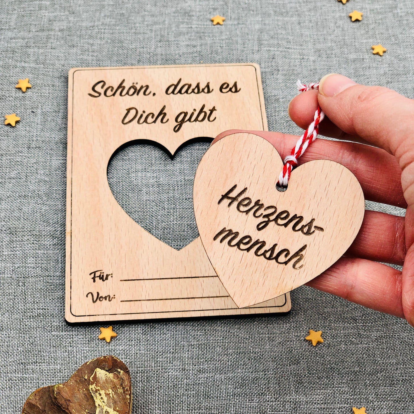 Grußkarte aus Holz mit Spruch und Herzanhänger zum heraustrennen