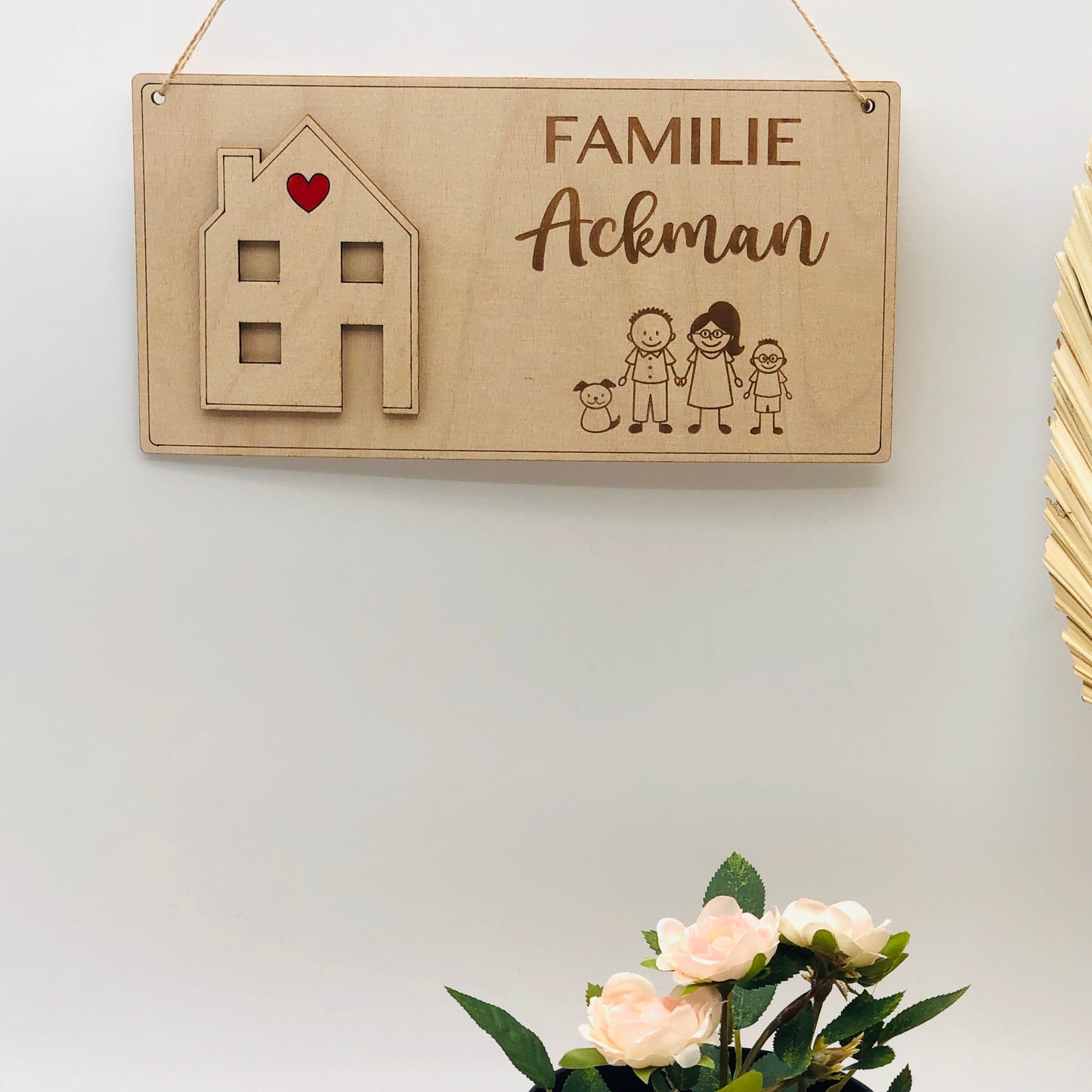 Holzschild Familie mit Haus personalisiert - Familienschild Haus