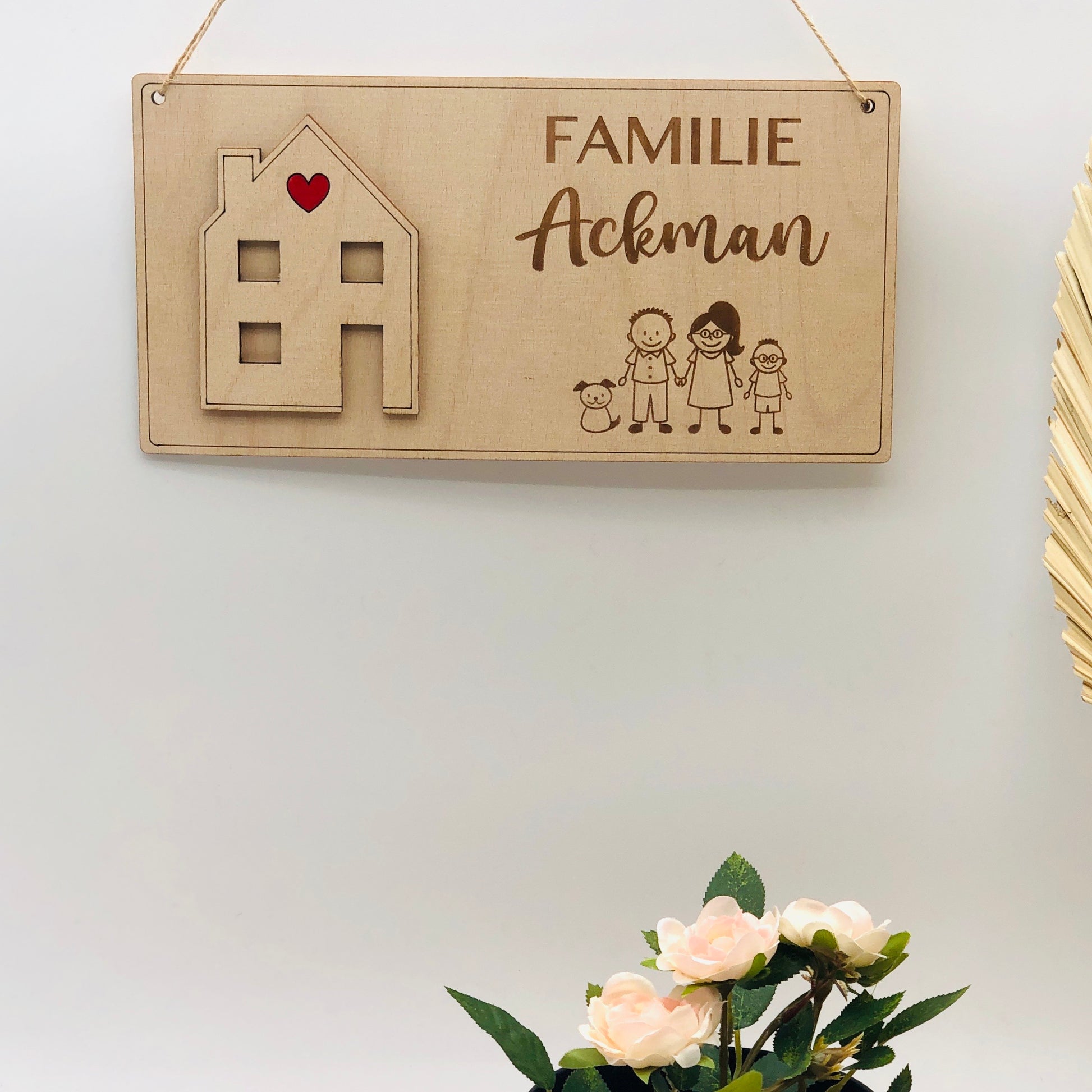 Holzschild Familie mit Haus personalisiert - Familienschild Haus