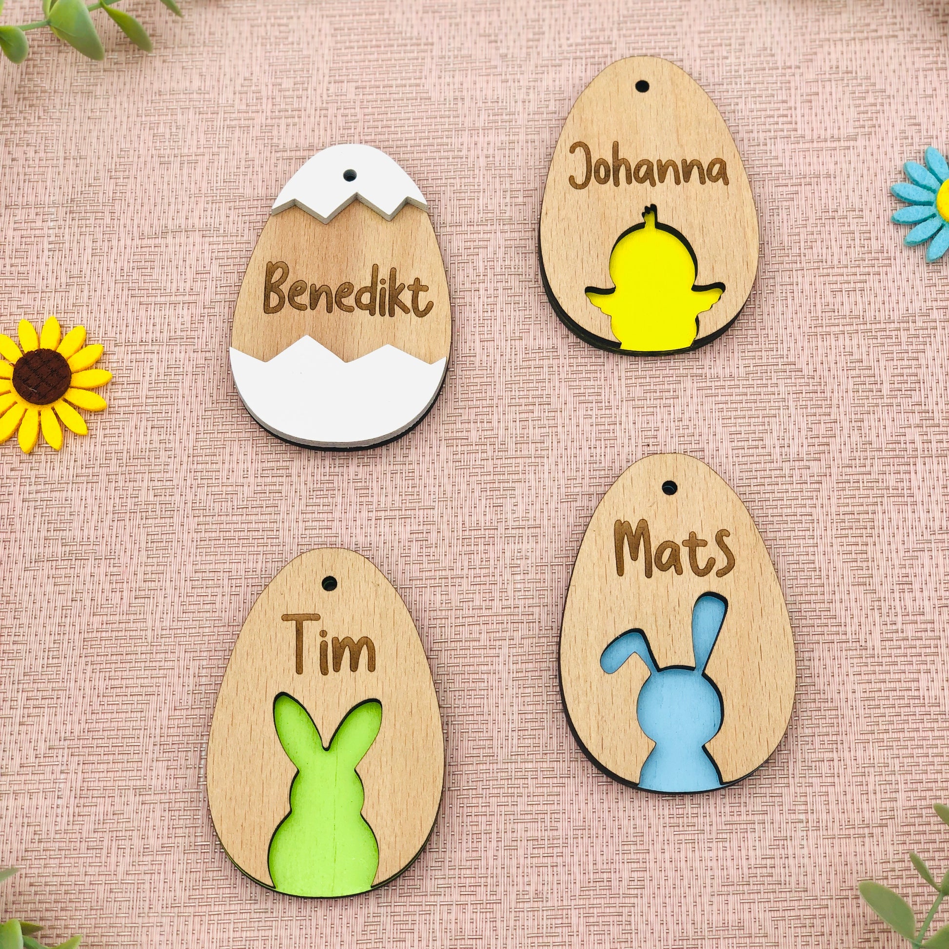 Geschenkanhänger Osterei aus Holz mit Namen personalisiert