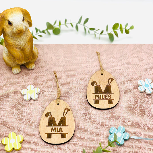 Geschenkanhänger Osterei Initial mit Bunny Ohren aus Holz