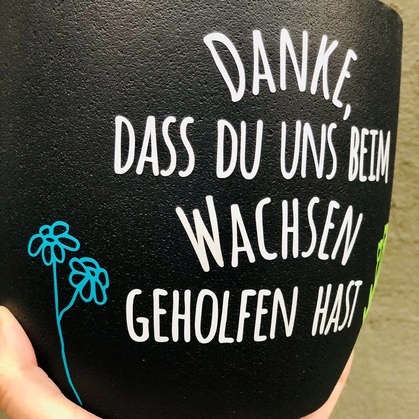 großer Blumentopf schwarz / weiß "Danke, dass du mir/uns beim Wachsen geholfen hast" - Abschiedsgeschenk Lehrer / Erzieher - 18cm personalisiert
