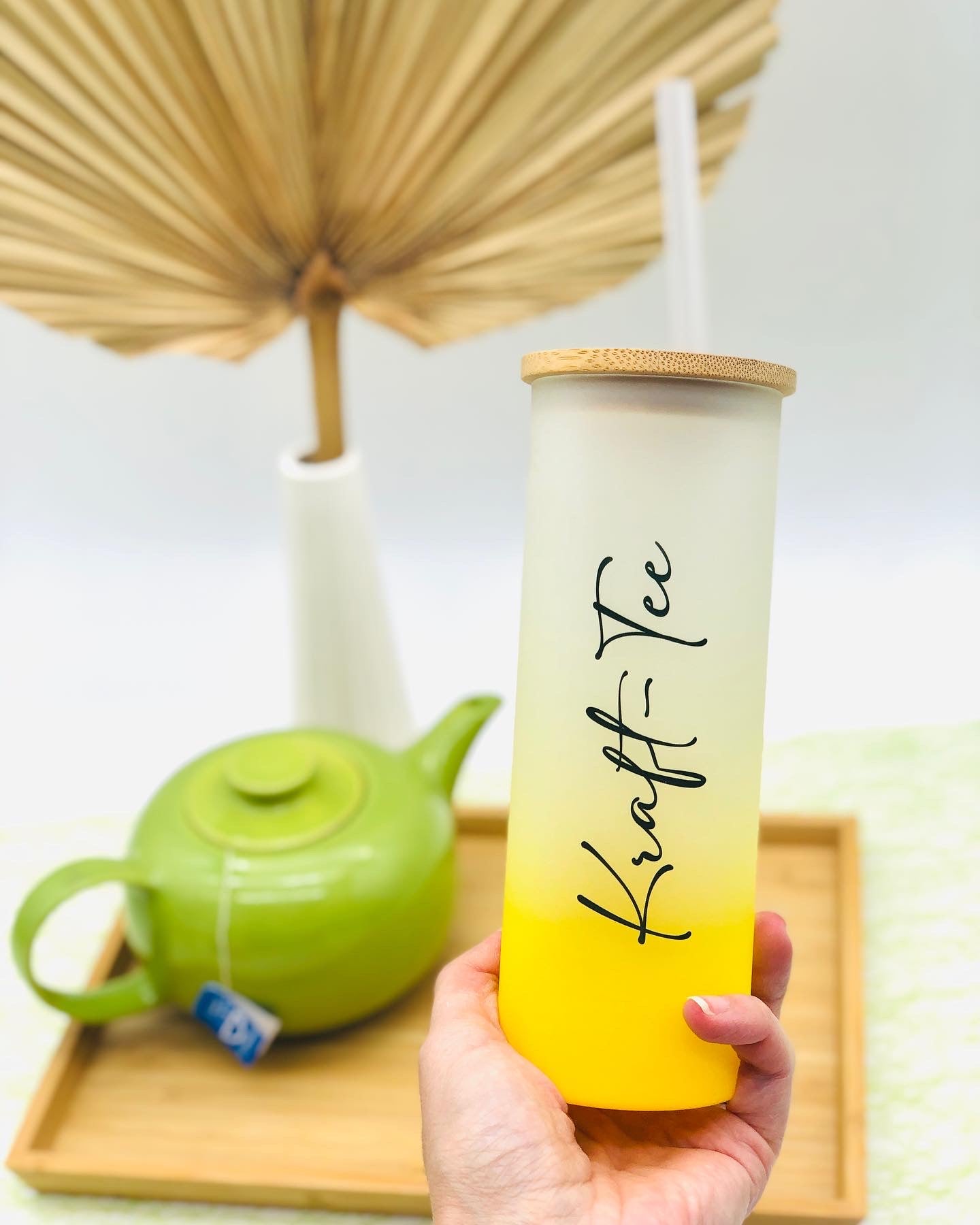 Trinkglas frosted in 4 Farben personalisiert - Tumbler mit Namen - Cocktailglas mit Bambusdeckel und Strohhalm - personalisiertes Geschenk