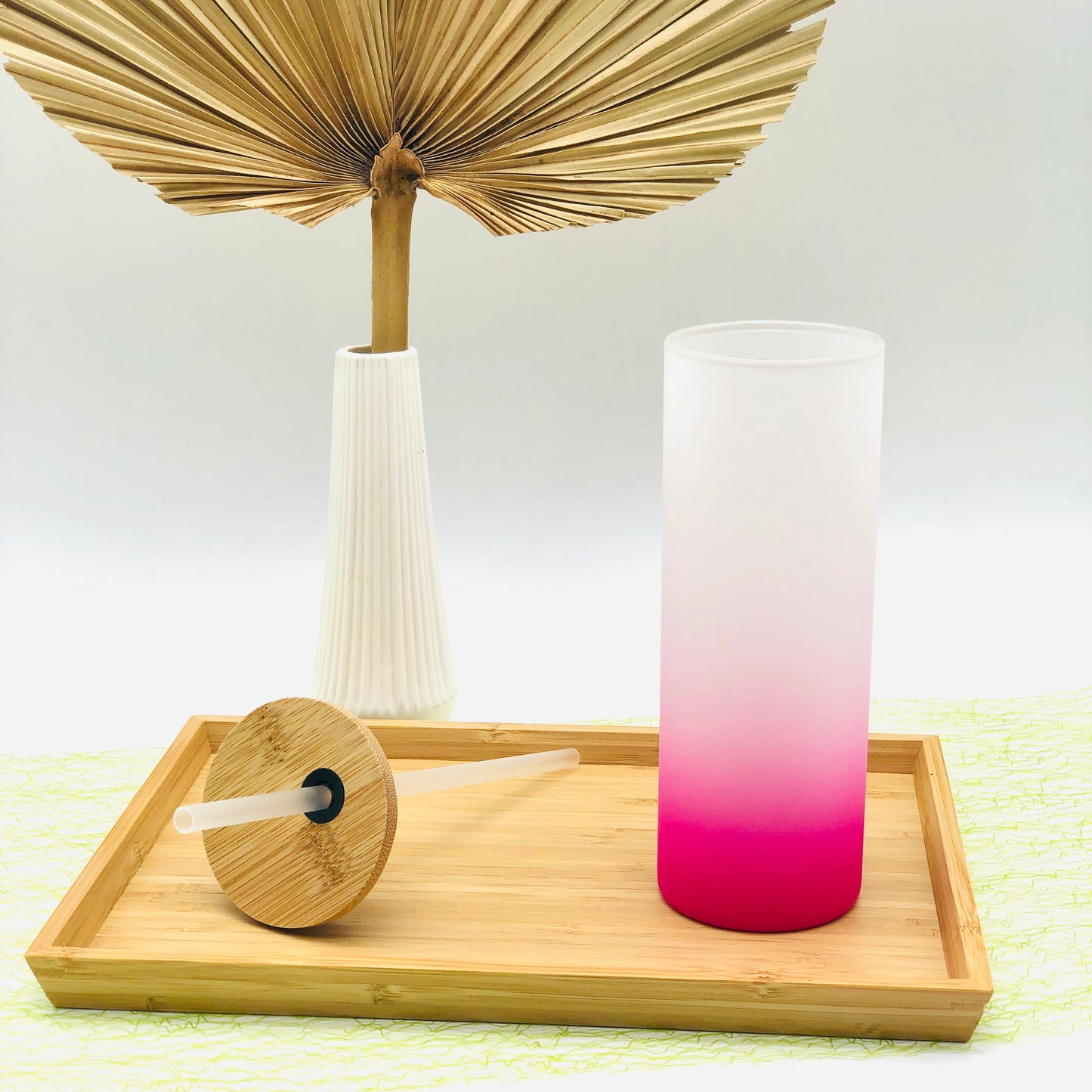 Trinkglas frosted in 4 Farben personalisiert - Tumbler mit Namen - Cocktailglas mit Bambusdeckel und Strohhalm - personalisiertes Geschenk