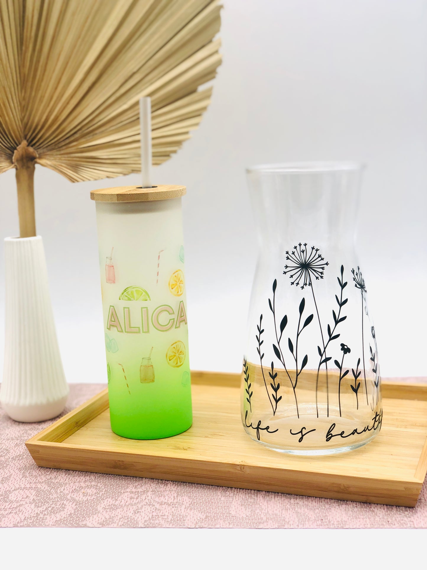 Trinkglas frosted in 4 Farben personalisiert - Tumbler mit Namen - Cocktailglas mit Bambusdeckel und Strohhalm - personalisiertes Geschenk