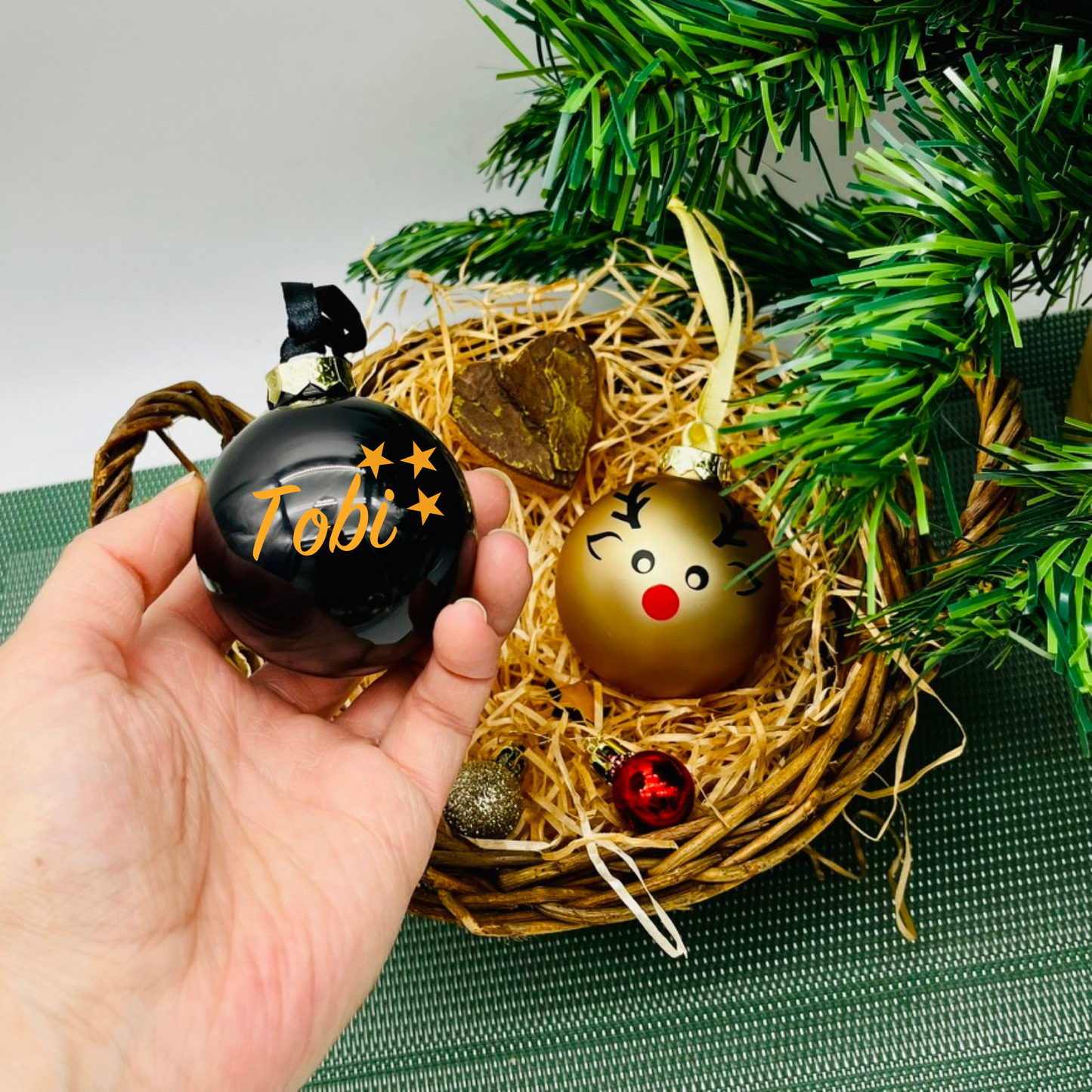 Personalisierte Weihnachtskugel Glas 6cm - Christbaumkugel mit Name / Motiv - Weihnachtsdeko Glaskugel - Geschenk Familie Weihnachten - schwarze Kugel goldene Schrift