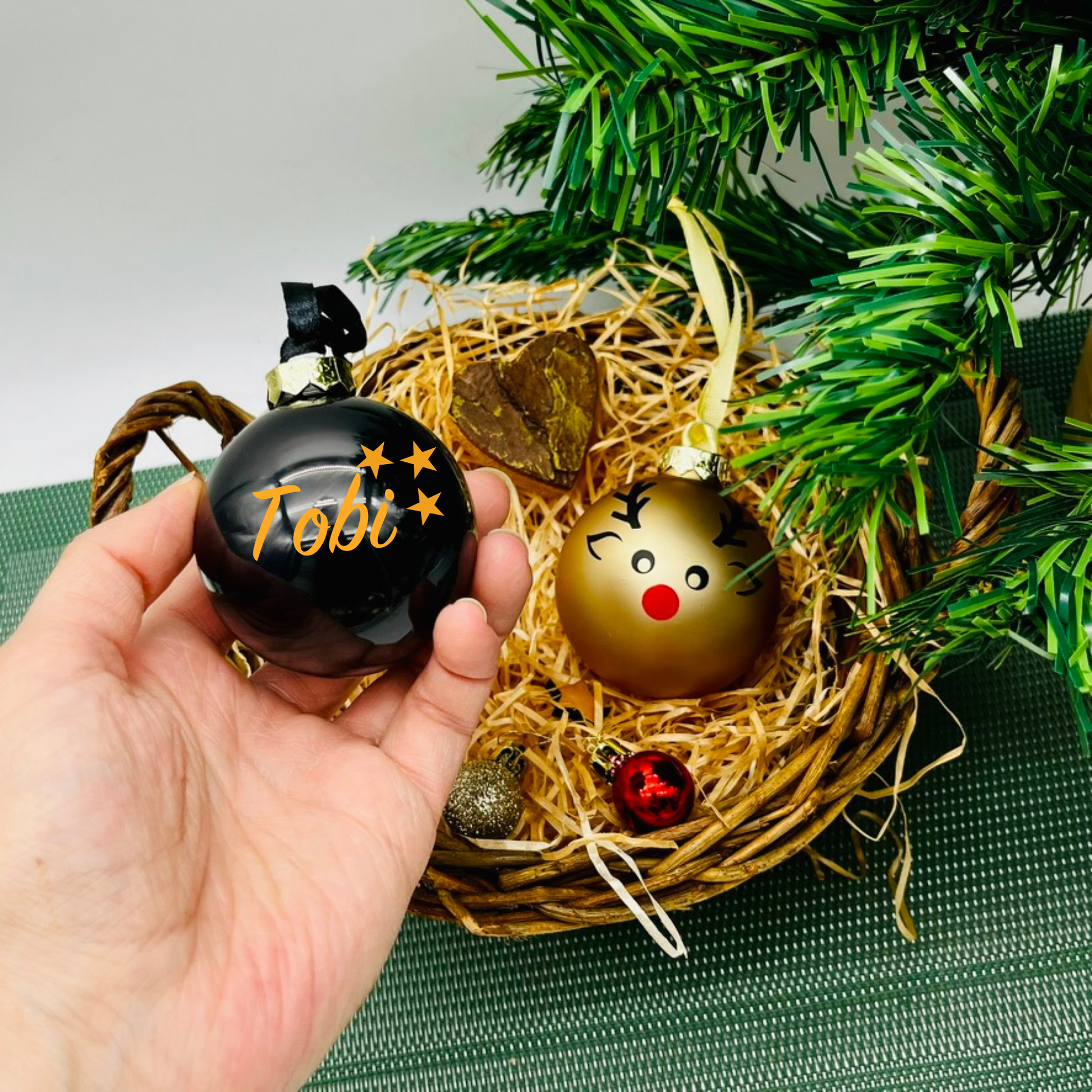 Personalisierte Weihnachtskugel Glas 6cm - Christbaumkugel mit Name / Motiv - Weihnachtsdeko Glaskugel - Geschenk Familie Weihnachten - schwarze Kugel goldene Schrift