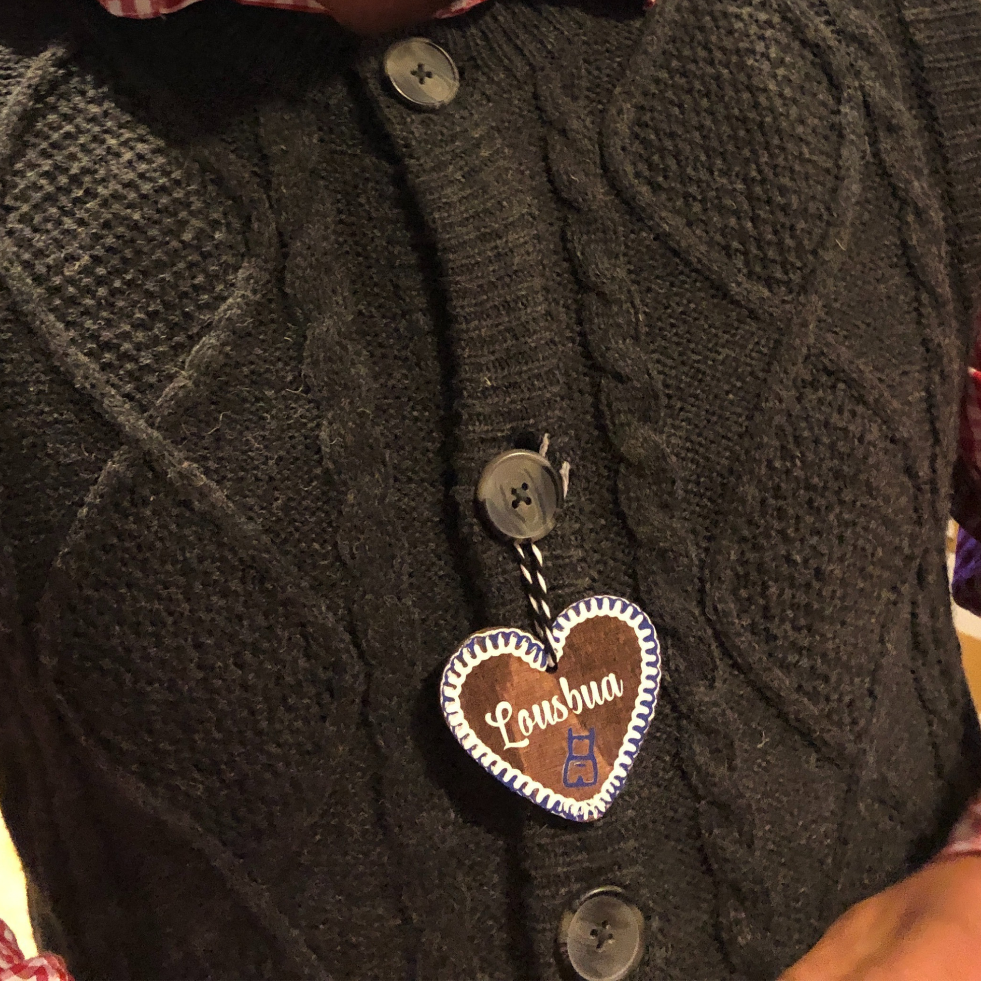 Holzanhänger in Lebkuchenherz-Stil - Lebkuchenherz Accessoire fürs Dirndl Lederhose | Trachten-Schmuck - Geschenkanhänger personalisiert - Lausbua