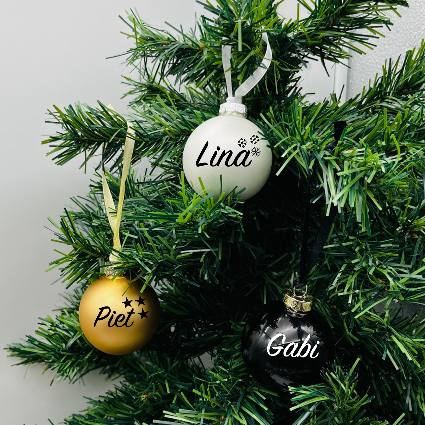 Personalisierte Weihnachtskugel Glas 6cm - Christbaumkugel mit Name / Motiv - Weihnachtsdeko Glaskugel - Geschenk Familie Weihnachten - Kugel in weiß, gold und schwarz