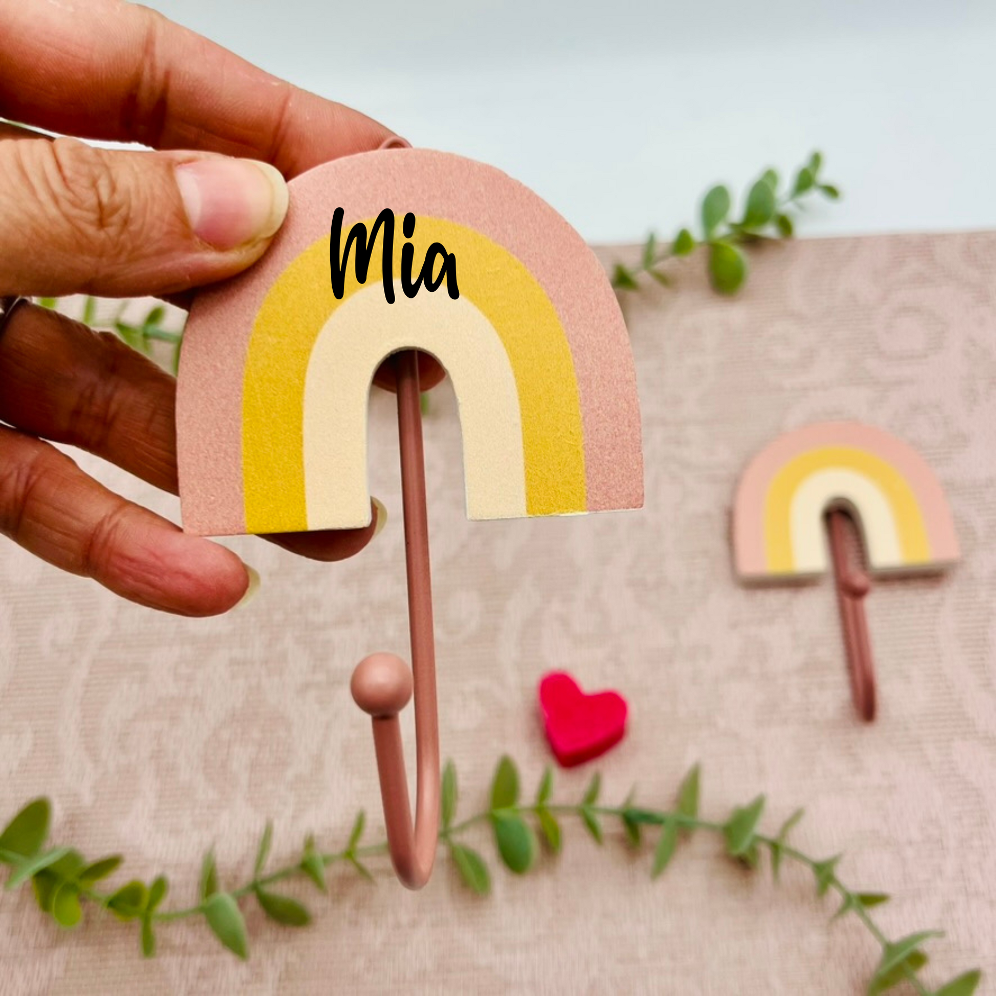Regenbogen Wandhaken mit Name - Wanddeko fürs Kinderzimmer - Garderobe Kinder - Garderobenhaken Kind - Aufhänger personalisiert - Sass&Belle
