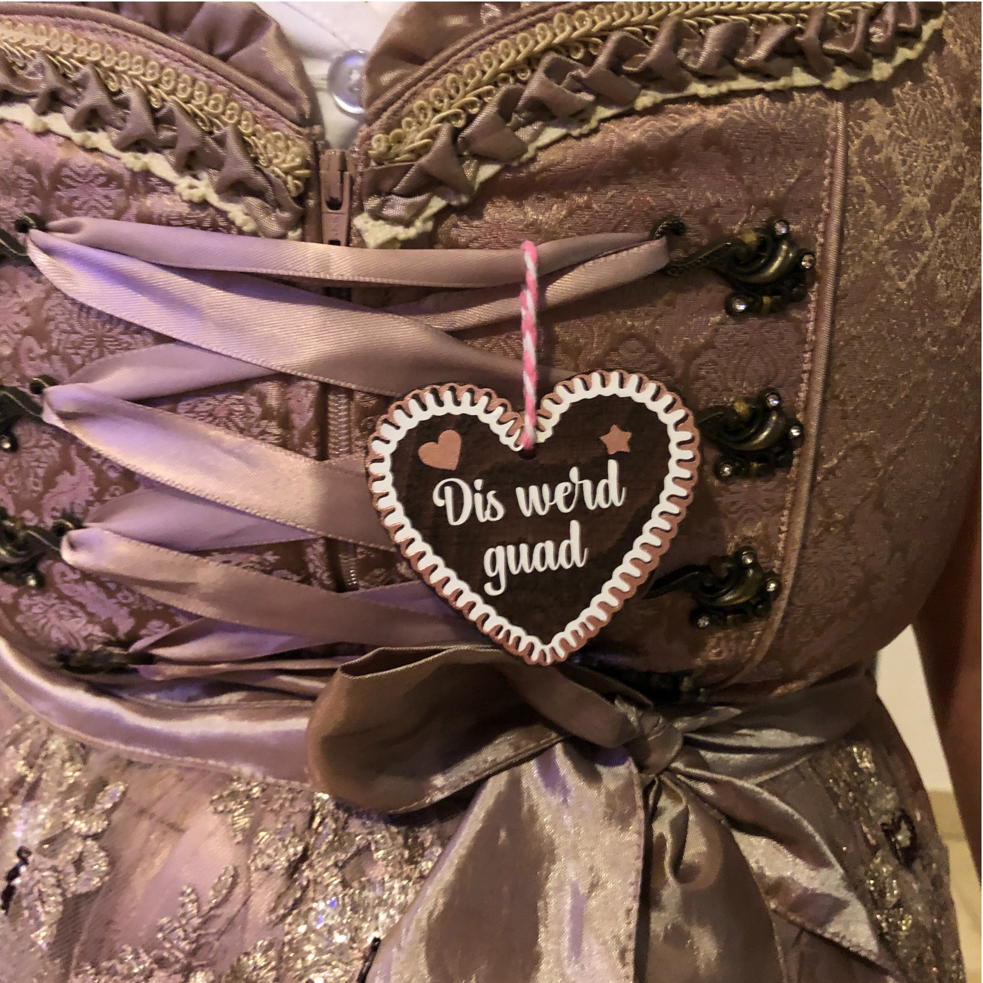 Holzanhänger in Lebkuchenherz-Stil - Lebkuchenherz Accessoire fürs Dirndl Lederhose | Trachten-Schmuck - Geschenkanhänger personalisiert - am Dirndl 