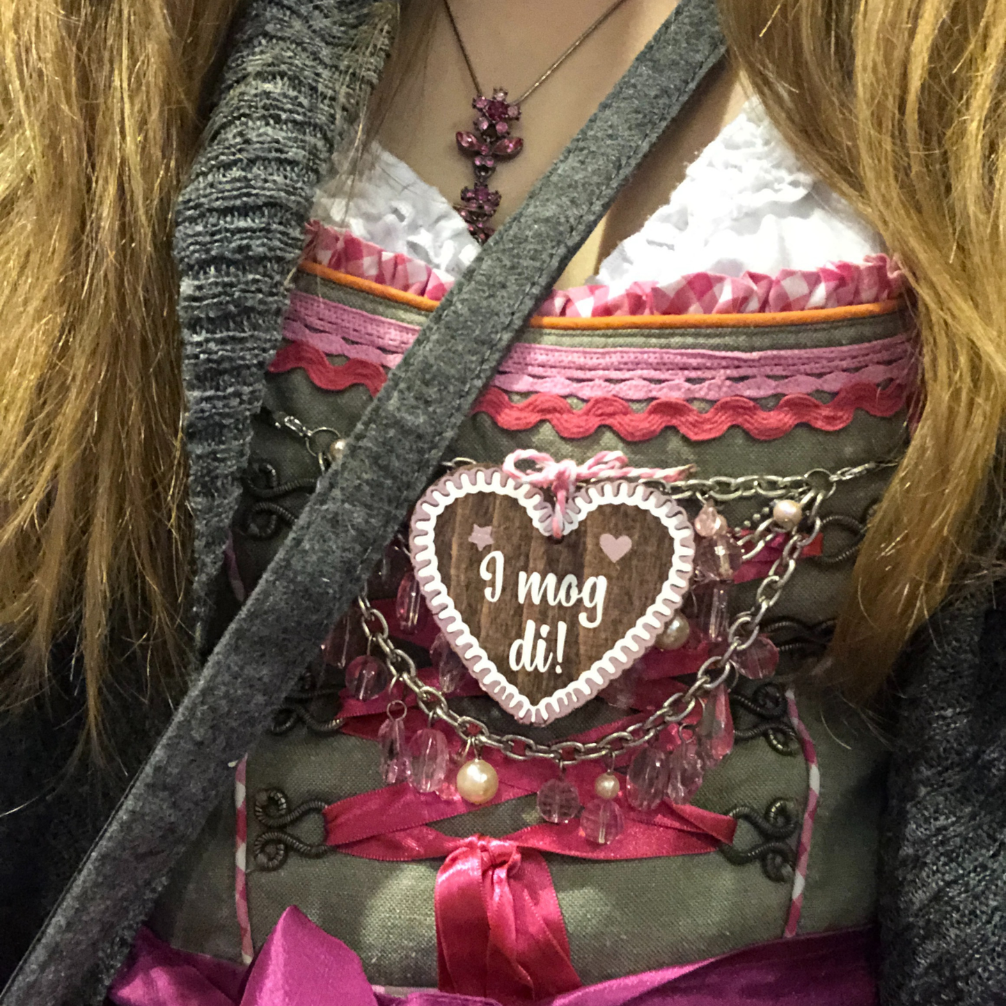 Holzanhänger in Lebkuchenherz-Stil - Lebkuchenherz Accessoire fürs Dirndl Lederhose | Trachten-Schmuck - Geschenkanhänger personalisiert - I mog di!