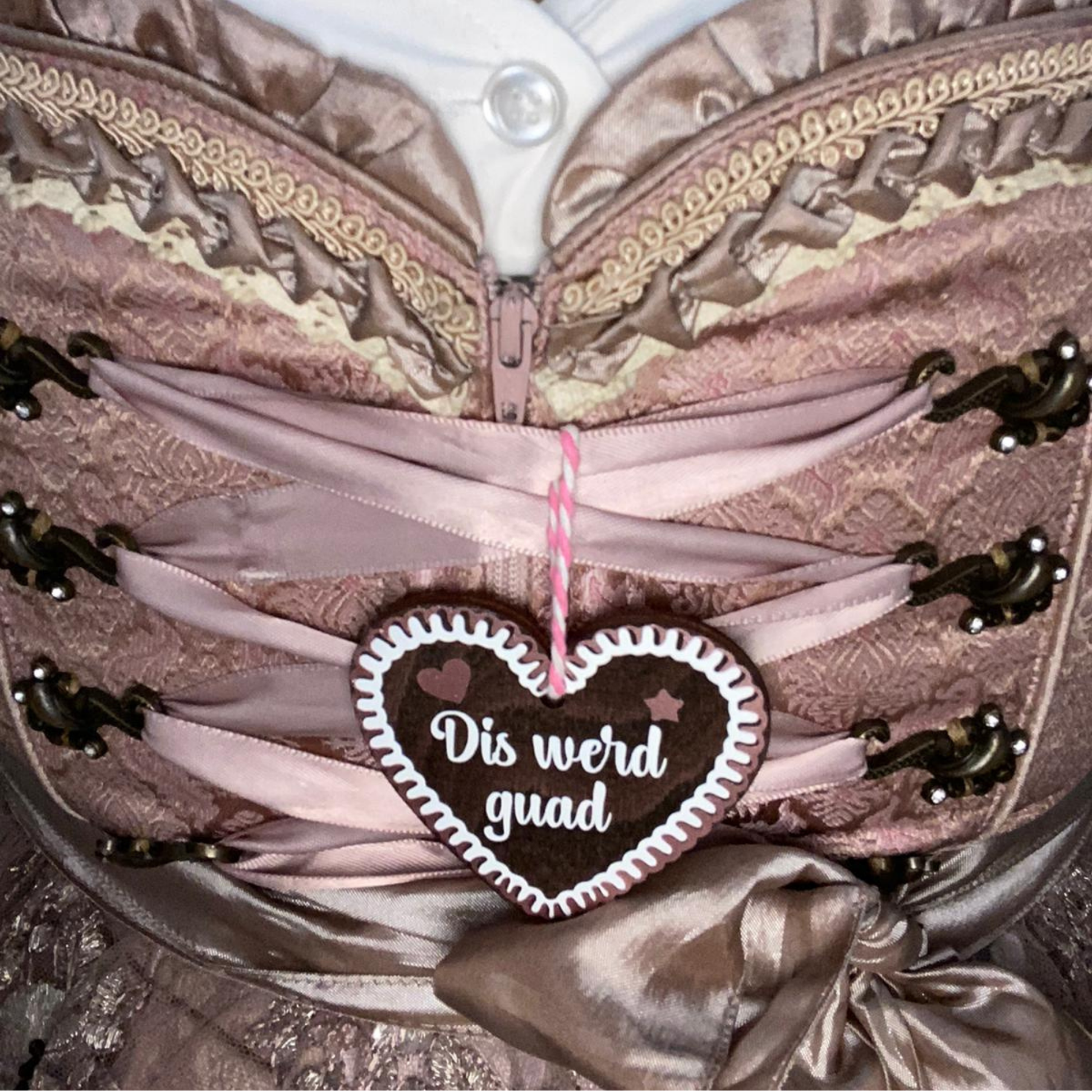 Holzanhänger in Lebkuchenherz-Stil - Wiesn Accessoire personalisiert - Lebkuchenherz Accessoire fürs Dirndl Lederhose | Trachten-Schmuck