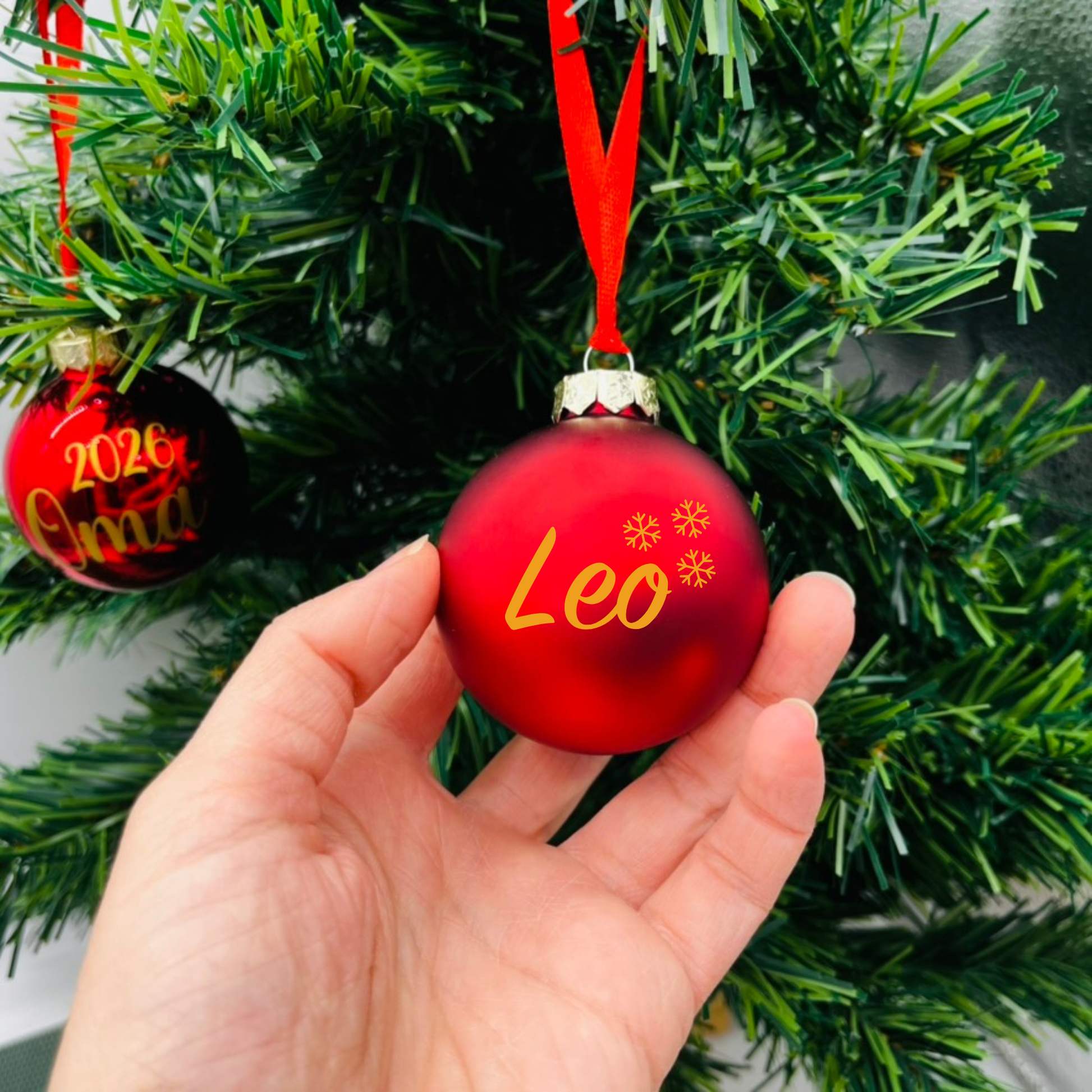 Personalisierte Weihnachtskugel Glas 6cm - Christbaumkugel mit Name / Motiv - Weihnachtsdeko Glaskugel - Geschenk Familie Weihnachten - rote Kugel Leo