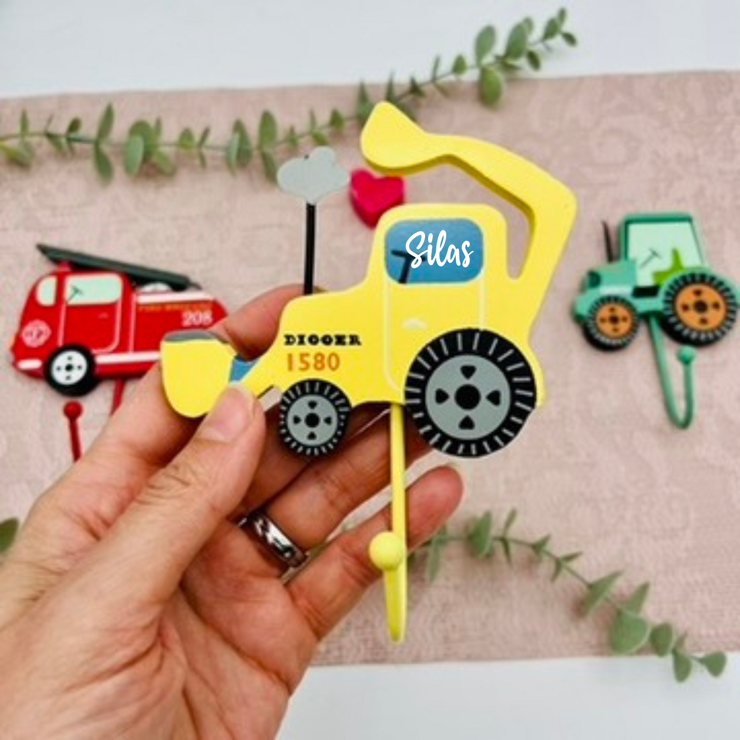 Personalisierte Wandhaken Kinder – Bagger – Aufhänger Holz – Kinderzimmer Deko Geschenk Junge - Sass&Belle