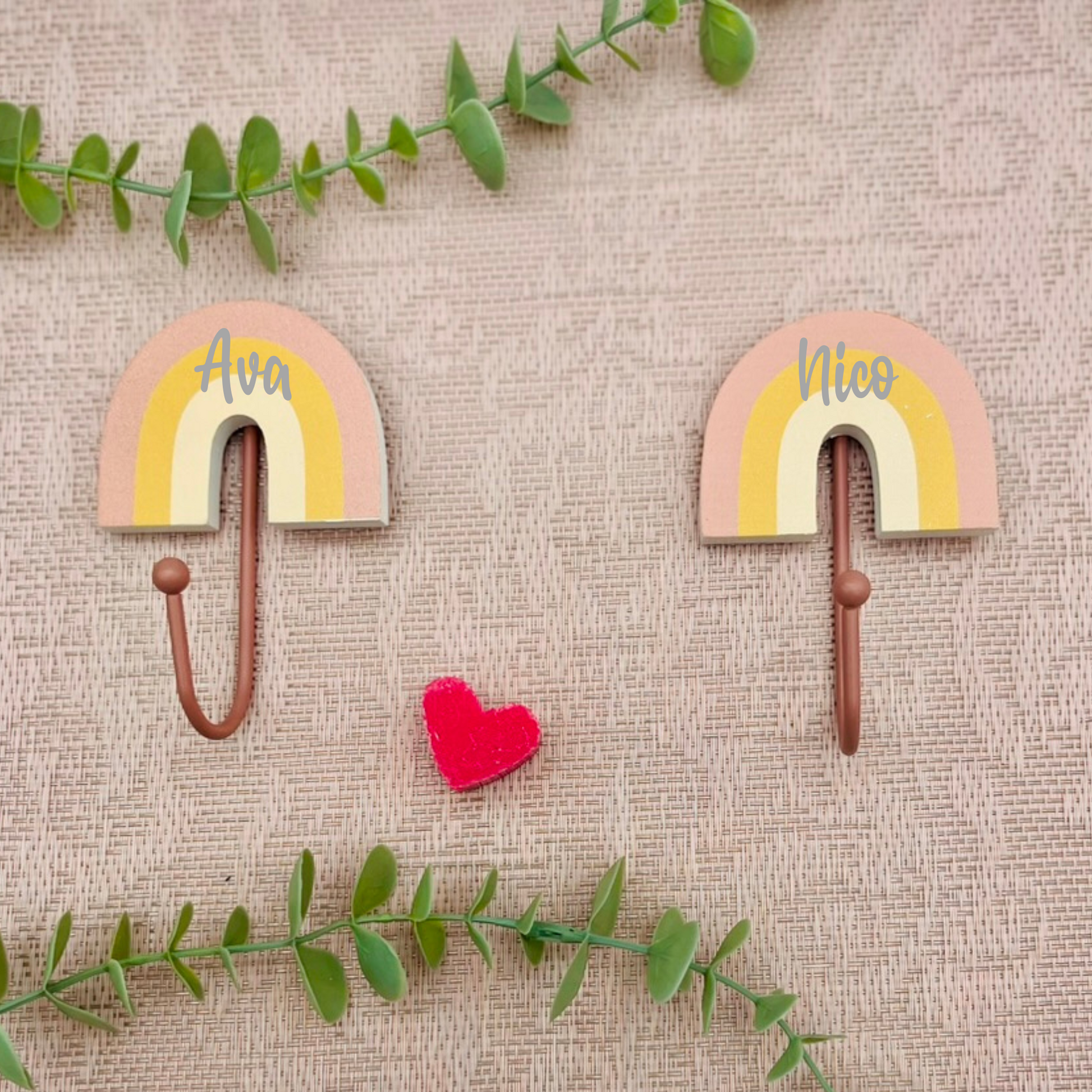 Regenbogen Wandhaken mit Name grau - Wanddeko fürs Kinderzimmer - Garderobe Kinder - Garderobenhaken Kind - Aufhänger personalisiert - Sass&Belle