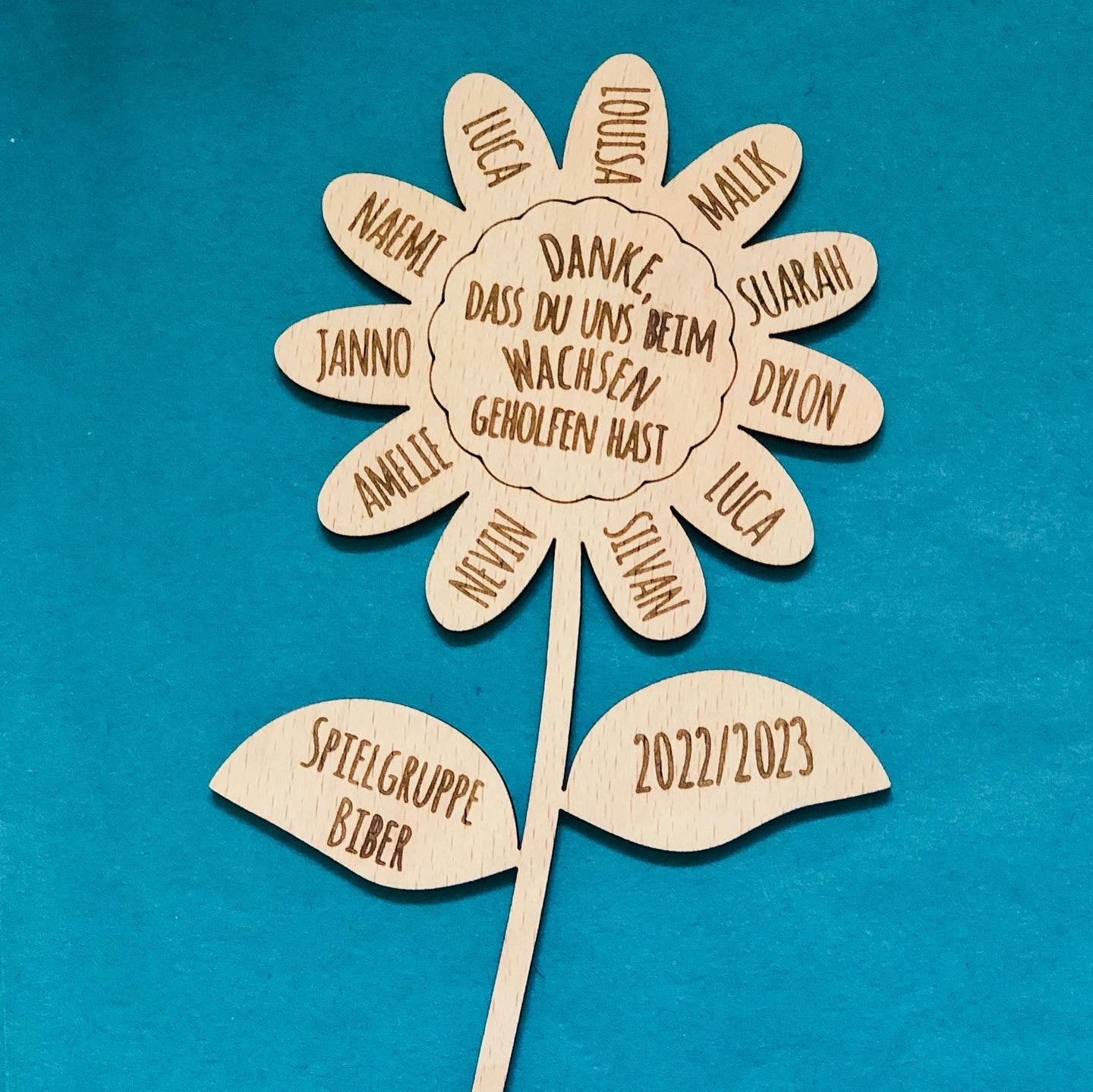 Blumenstecker Holz "Danke, dass du MIR / UNS beim Wachsen geholfen hast" - Abschiedsgeschenk Lehrer - Erzieher - Blumenschild personalisiert