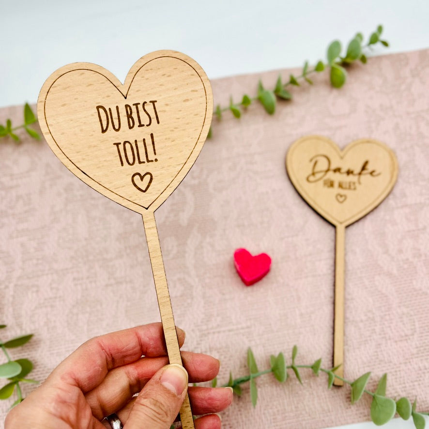 Blumenstecker Herz graviert - Muttertag Geschenk aus Holz - Deko Blumentopf - Blumenschild Muttertag - Geschenkidee Mama Oma personalisiert / Du bist toll!