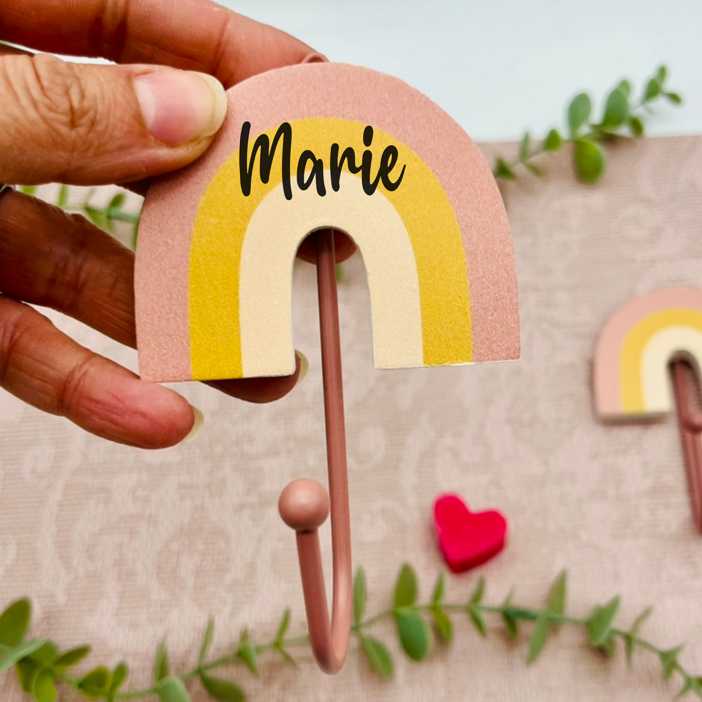 Regenbogen Wandhaken mit Name schwarz - Wanddeko fürs Kinderzimmer - Garderobe Kinder - Garderobenhaken Kind - Aufhänger personalisiert - Sass&Belle