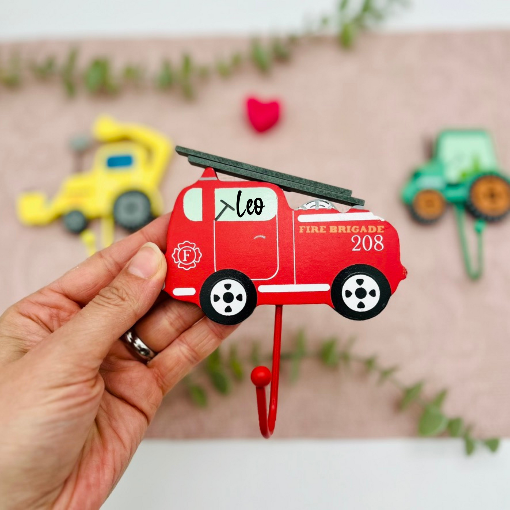 Personalisierte Wandhaken Kinder - Feuerwehr – Aufhänger Holz – Kinderzimmer Deko Geschenk Junge - Sass&Belle