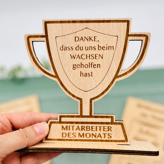 Pokal Aufsteller Geschenk Mitarbeiter aus Holz - Mitarbeiter des Monats - Abschied Mitarbeiter - Kollege - Kollegin - Rente - personalisiert