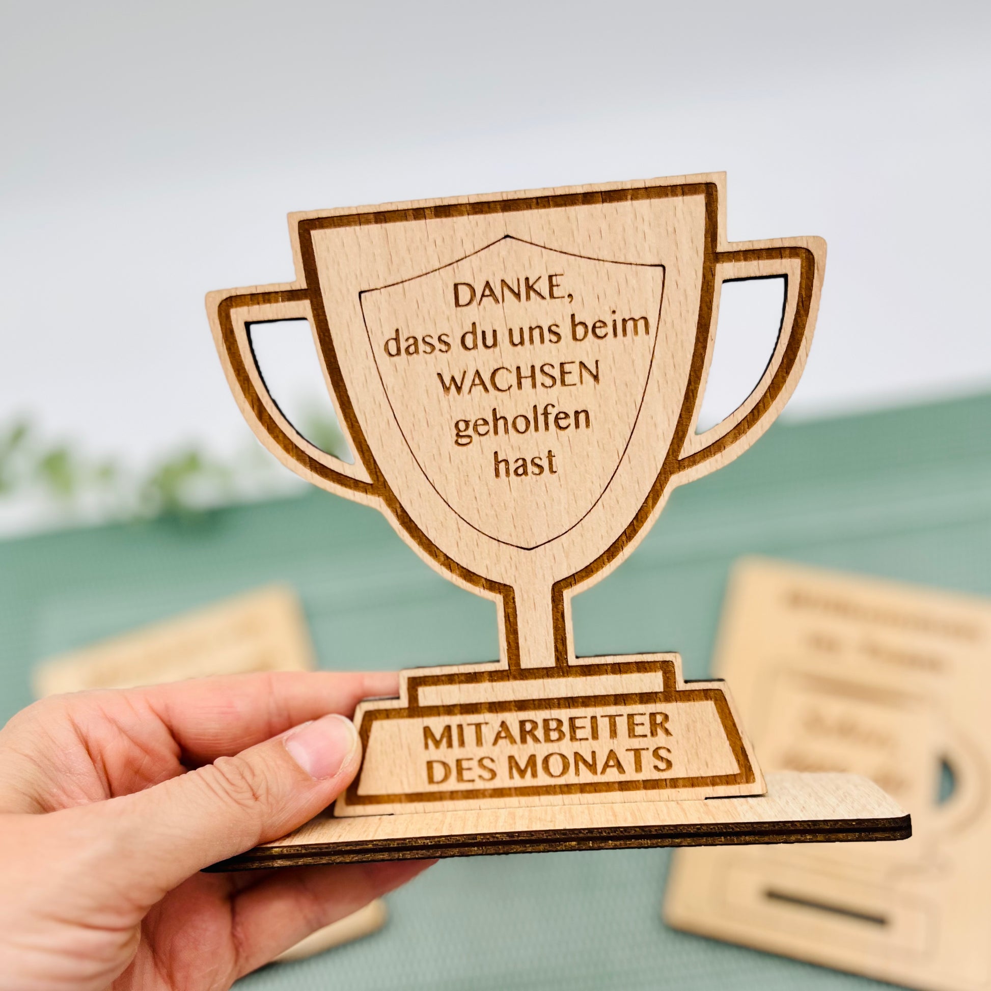 Pokal Aufsteller Geschenk Mitarbeiter Holz - Mitarbeiter des Monats - Abschied Mitarbeiter - Kollege - Kollegin - Rente - personalisiert