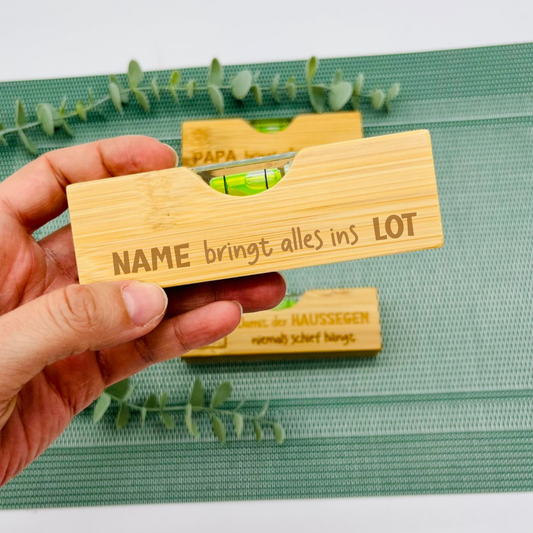 Mini Wasserwaage aus Holz mit Flaschenöffner – personalisiert | Geschenk für Papa & Opa | Vatertag, Männergeschenk, witziges Werkzeug-Gadget - Name bringt alles ins Lot