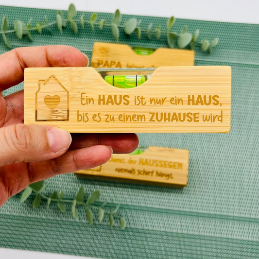 Mini Wasserwaage aus Holz mit Flaschenöffner – personalisiert | Geschenk für Papa & Opa | Vatertag, Männergeschenk, witziges Werkzeug-Gadget - Ein Haus