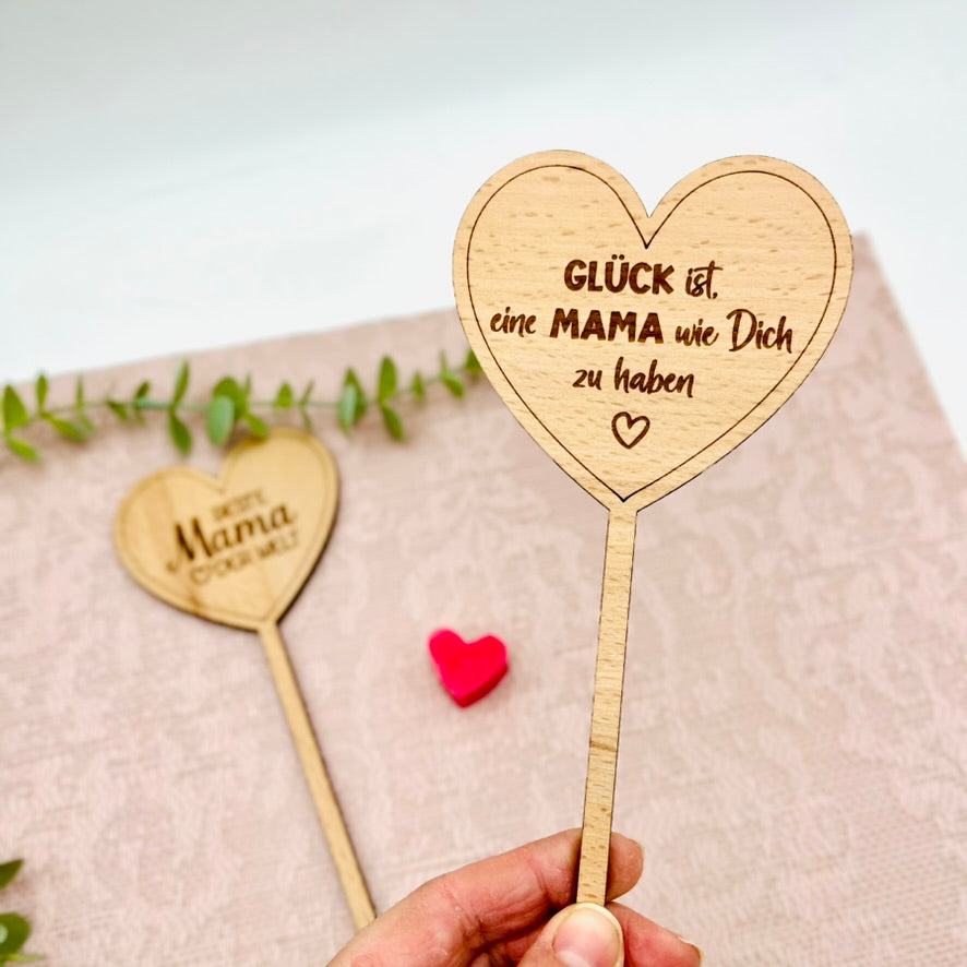 Blumenstecker Herz graviert - Muttertag Geschenk aus Holz - Deko Blumentopf - Blumenschild Muttertag - Geschenkidee Mama Oma personalisiert - Glück ist, Mama