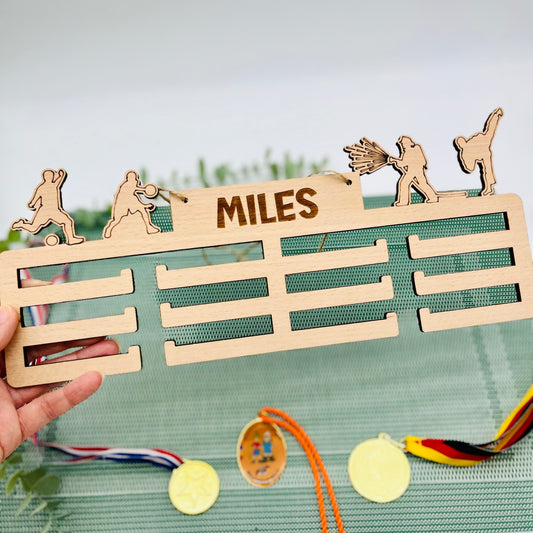 personalisiert Medaillenhalter für Sportmedaillen - Geschenk Aufhänger für Sportabzeichen - Aufbewahrung Medaillen - Fussball - Basketball