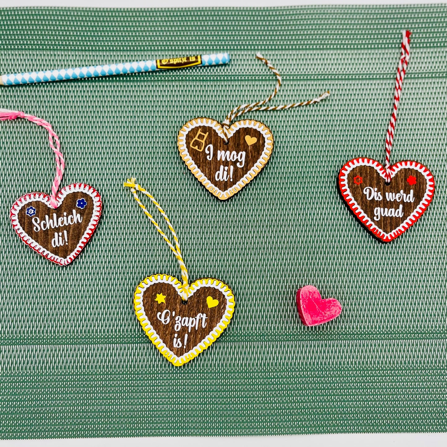 Holzanhänger in Lebkuchenherz-Stil - Lebkuchenherz Accessoire fürs Dirndl Lederhose | Trachten-Schmuck - Geschenkanhänger personalisiert - verschiedene Designs