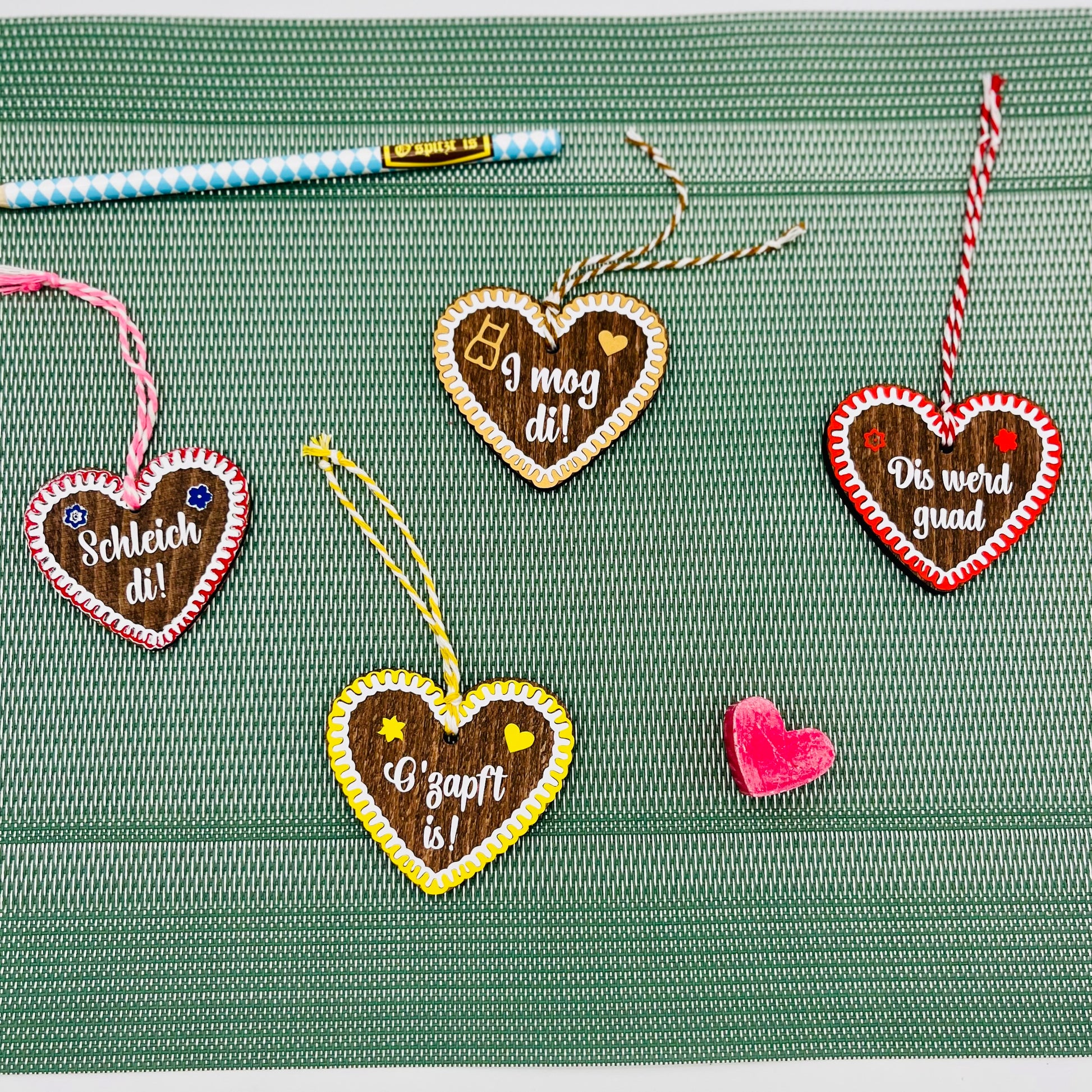 Holzanhänger in Lebkuchenherz-Stil - Lebkuchenherz Accessoire fürs Dirndl Lederhose | Trachten-Schmuck - Geschenkanhänger personalisiert - verschiedene Designs