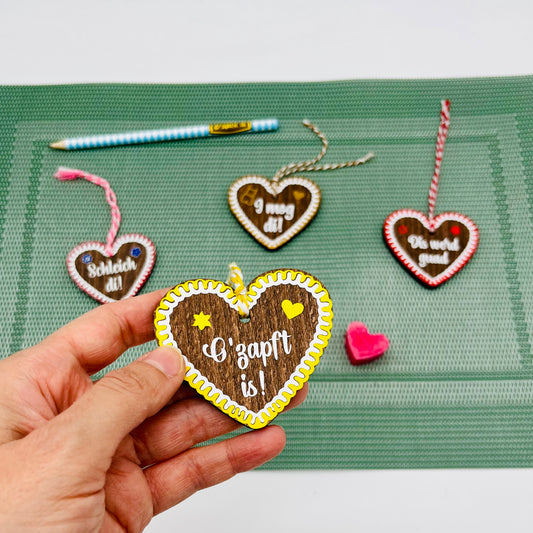 Holzanhänger in Lebkuchenherz-Stil - Lebkuchenherz Accessoire fürs Dirndl Lederhose | Trachten-Schmuck - Geschenkanhänger personalisiert - O`zapft is!