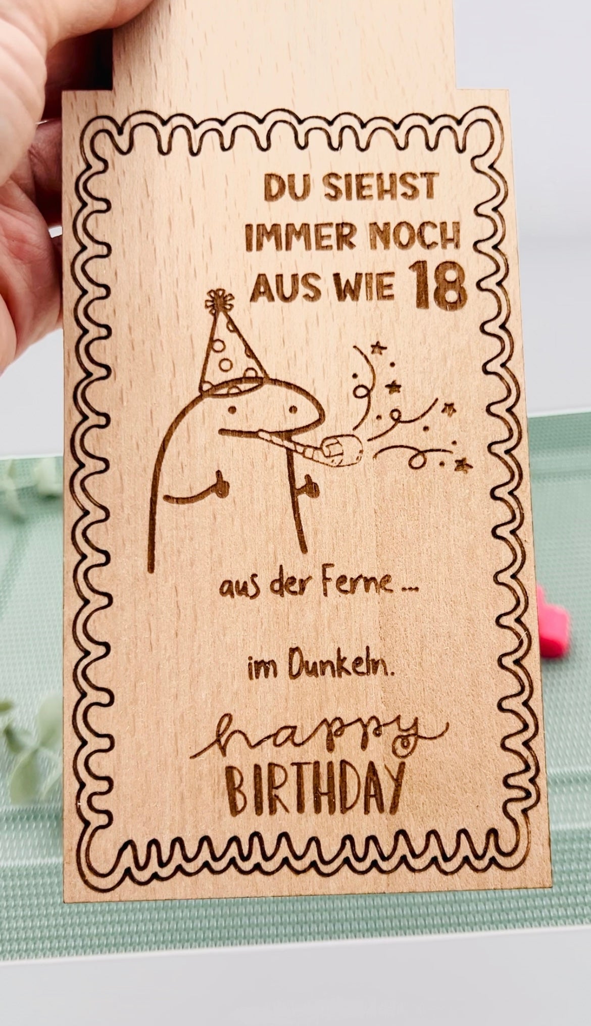 Flaschenanhänger aus Holz - lustiges kleines Geburtstagsgeschenk - Du siehst immer noch aus wie 18 ... aud der Ferne ... im Dunkeln.