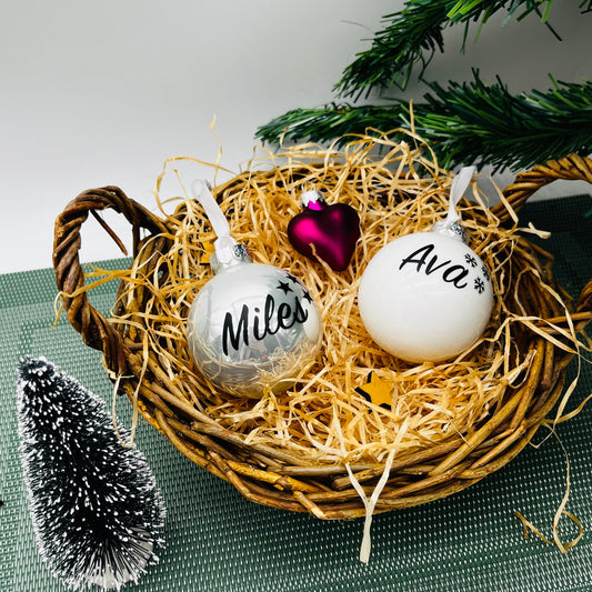 Personalisierte Weihnachtskugel Glas 6cm - Christbaumkugel mit Name / Motiv - Weihnachtsdeko Glaskugel - Geschenk Familie Weihnachten - Kugel weiß und silber
