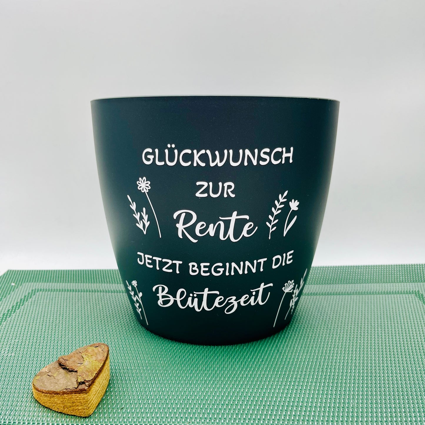 Personalisierter Blumentopf zum Ruhestand – Geschenk zur Rente „Jetzt beginnt die Blütezeit“ - schwarz