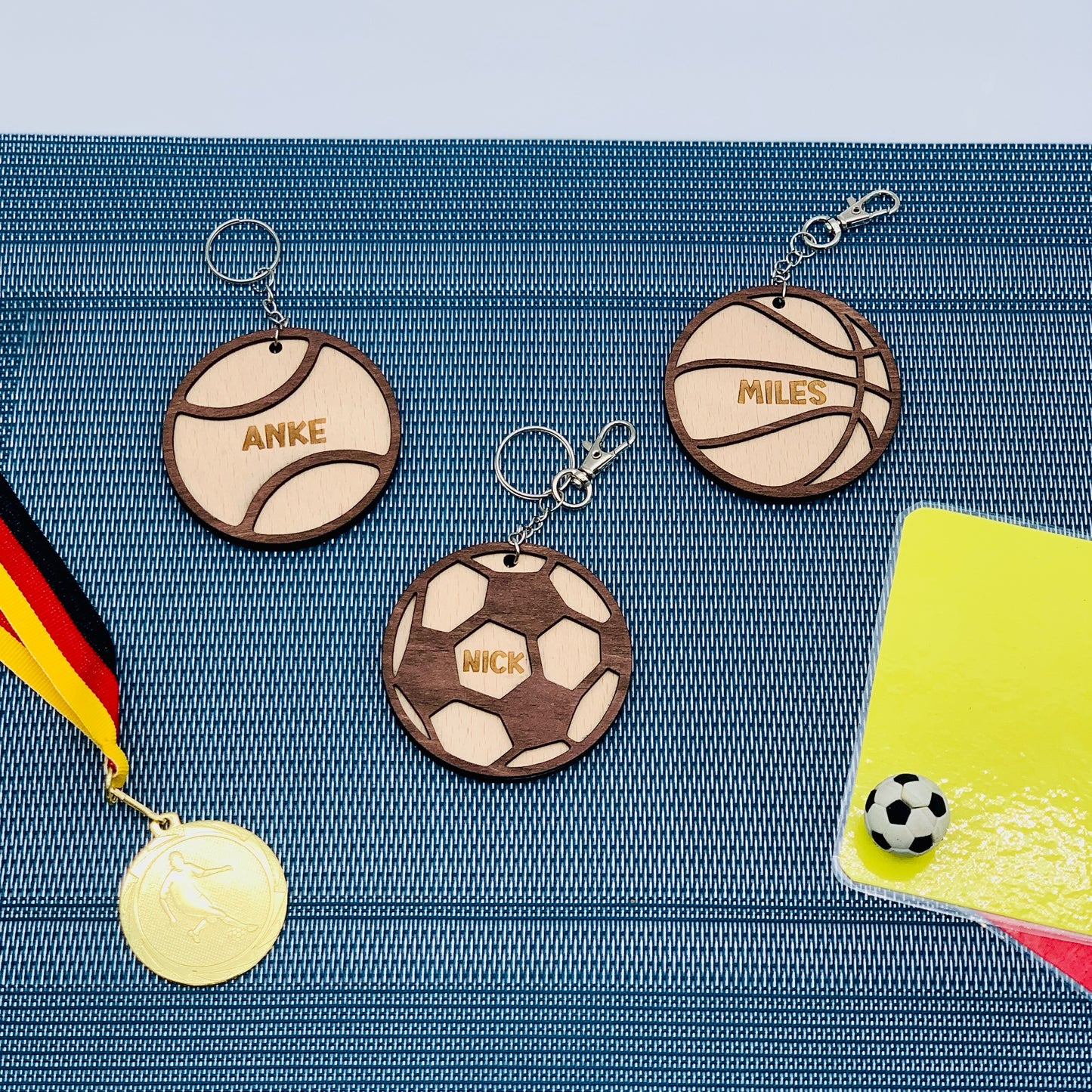 Schlüsselanhänger Fußball Basketball Tennis - Holz Anhänger Sporttasche - Geschenk Trainer Sportfan - Ball Trikot Anhänger - personalisiert