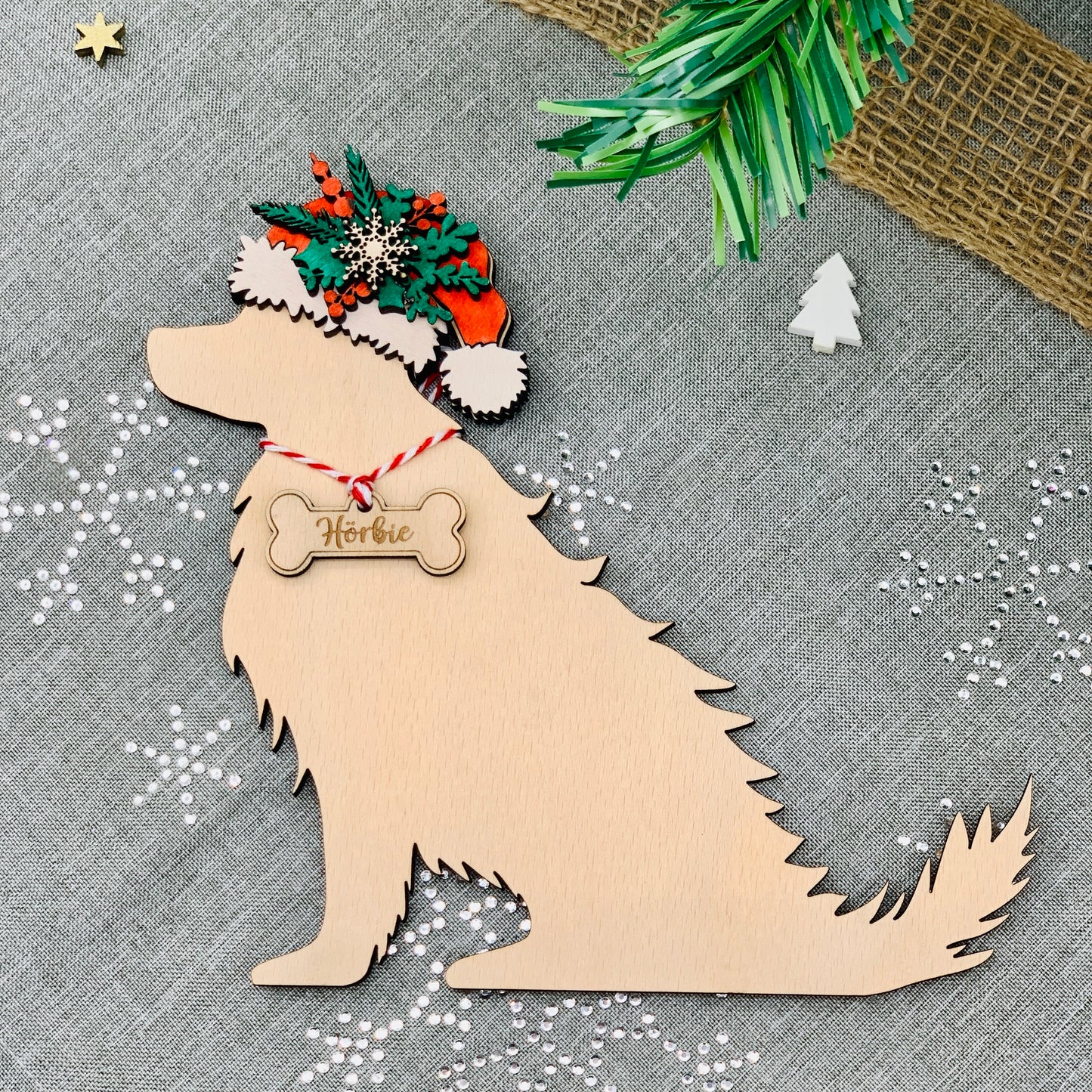 Weihnachtsdeko für Hundeliebhaber - Nikolaushund mit Namen aus Holz - nachhaltige Weihnachtsdeko für Hundebesitzer - Tischdeko Hund Silhouette personalisiert