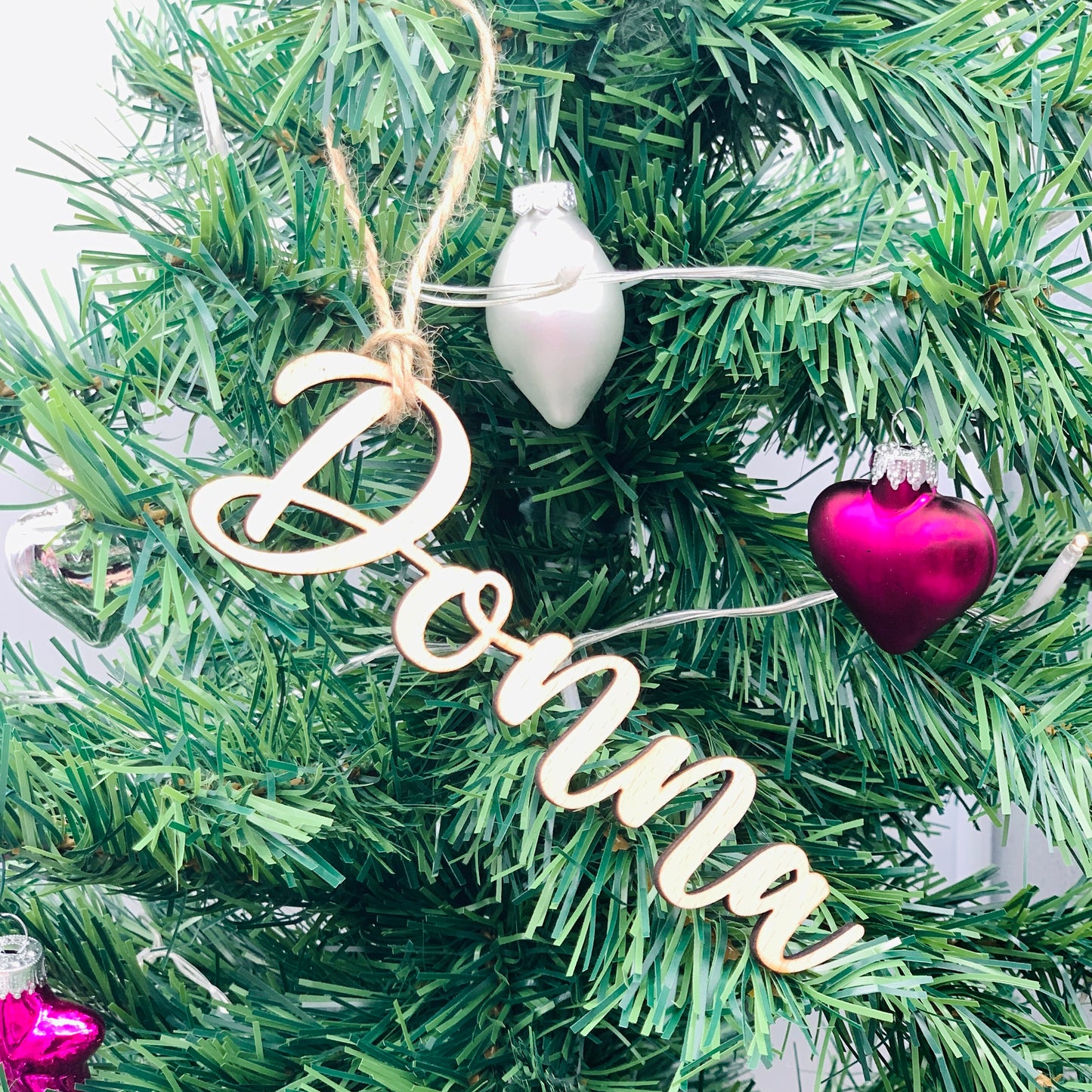 Weihnachtsornament Schriftzug aus Holz - nachhaltige Christbaumkugel - Weihnachtsbaumschmuck personalisiert